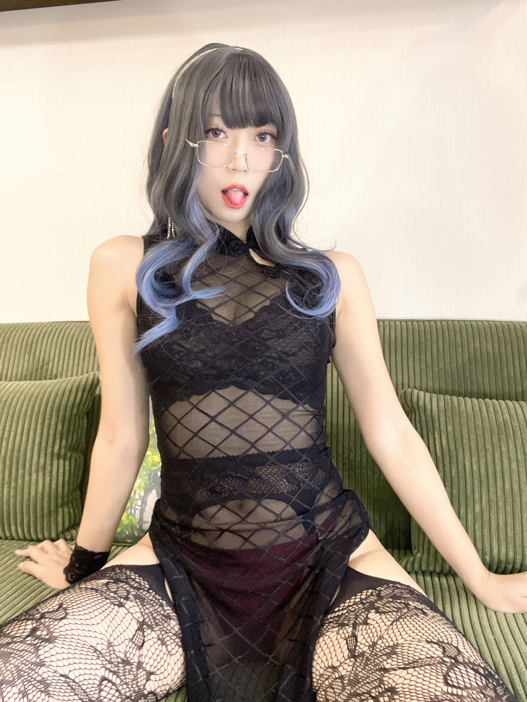 动漫博主Money冷冷 – 网格旗袍 [65P]