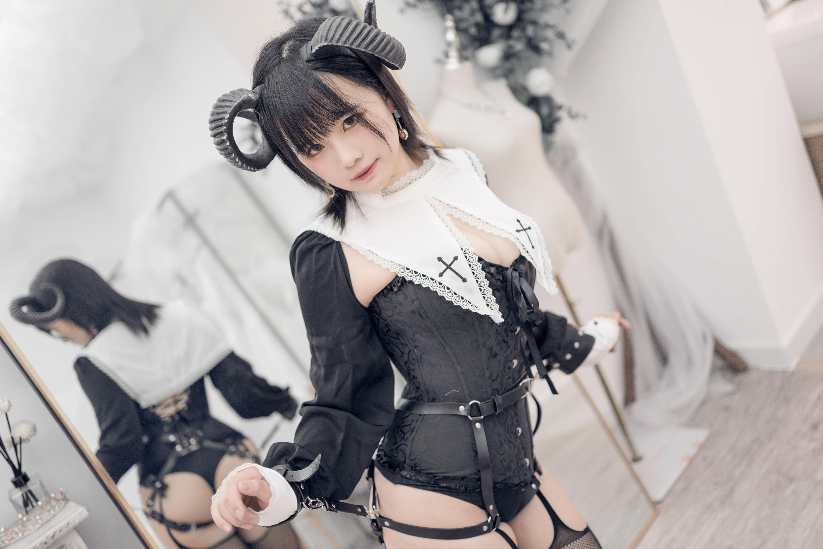 阿半今天很开心 – 束缚恶魔 [34P]