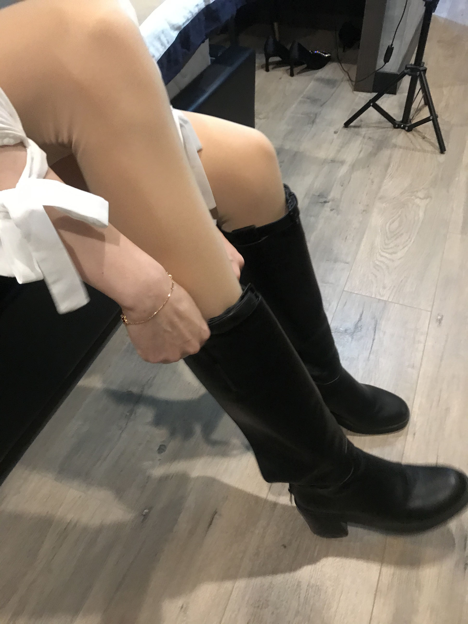 丝足博主麋鹿_Monroe 2020.03.02 皮裙肉丝 [40P]