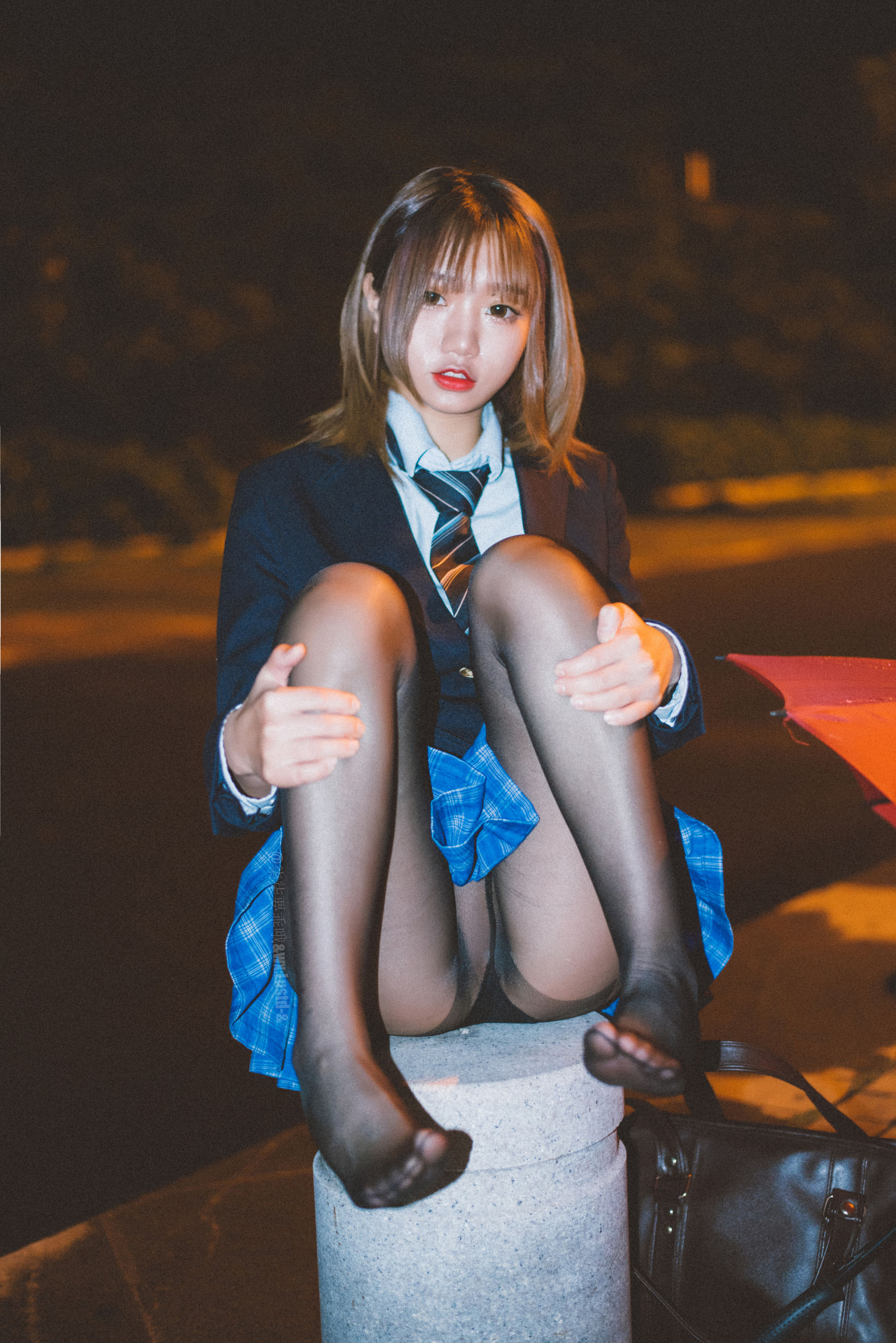 动漫博主柒柒要乖哦 – 深夜公园JK [36P]