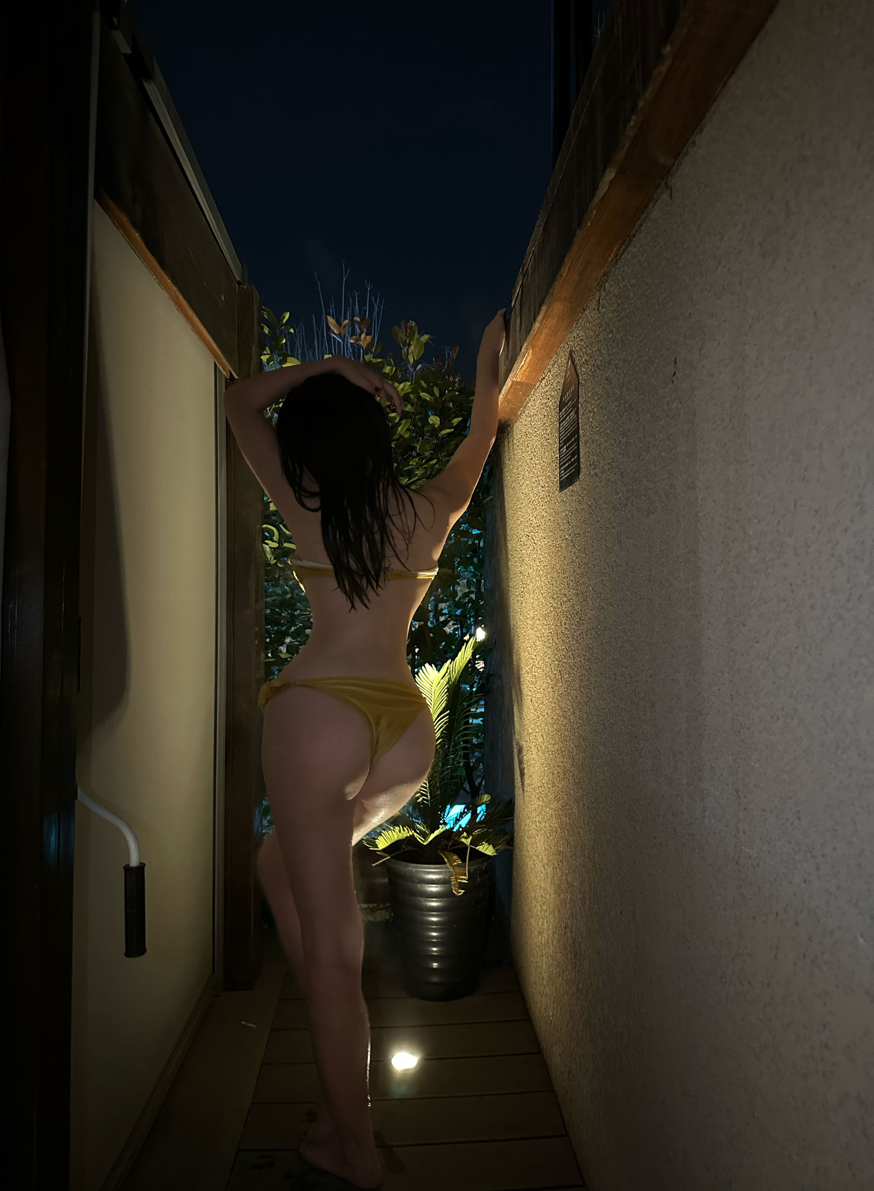 奶宝妹纸 – 深夜游泳池 [24P]