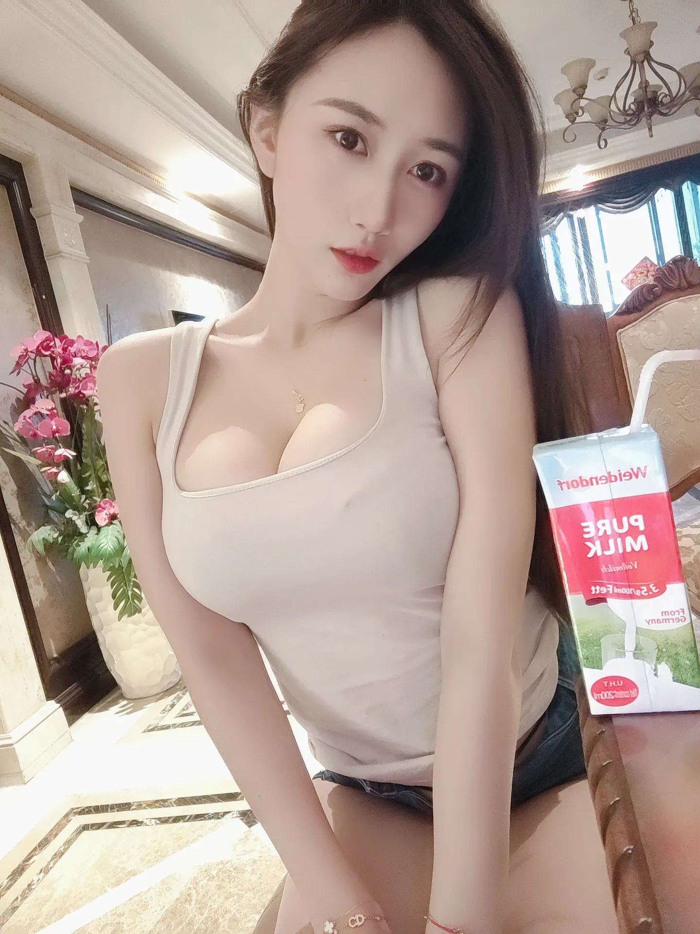 小玉吃果冻 – 白背心紧身牛仔短裤 [35P]