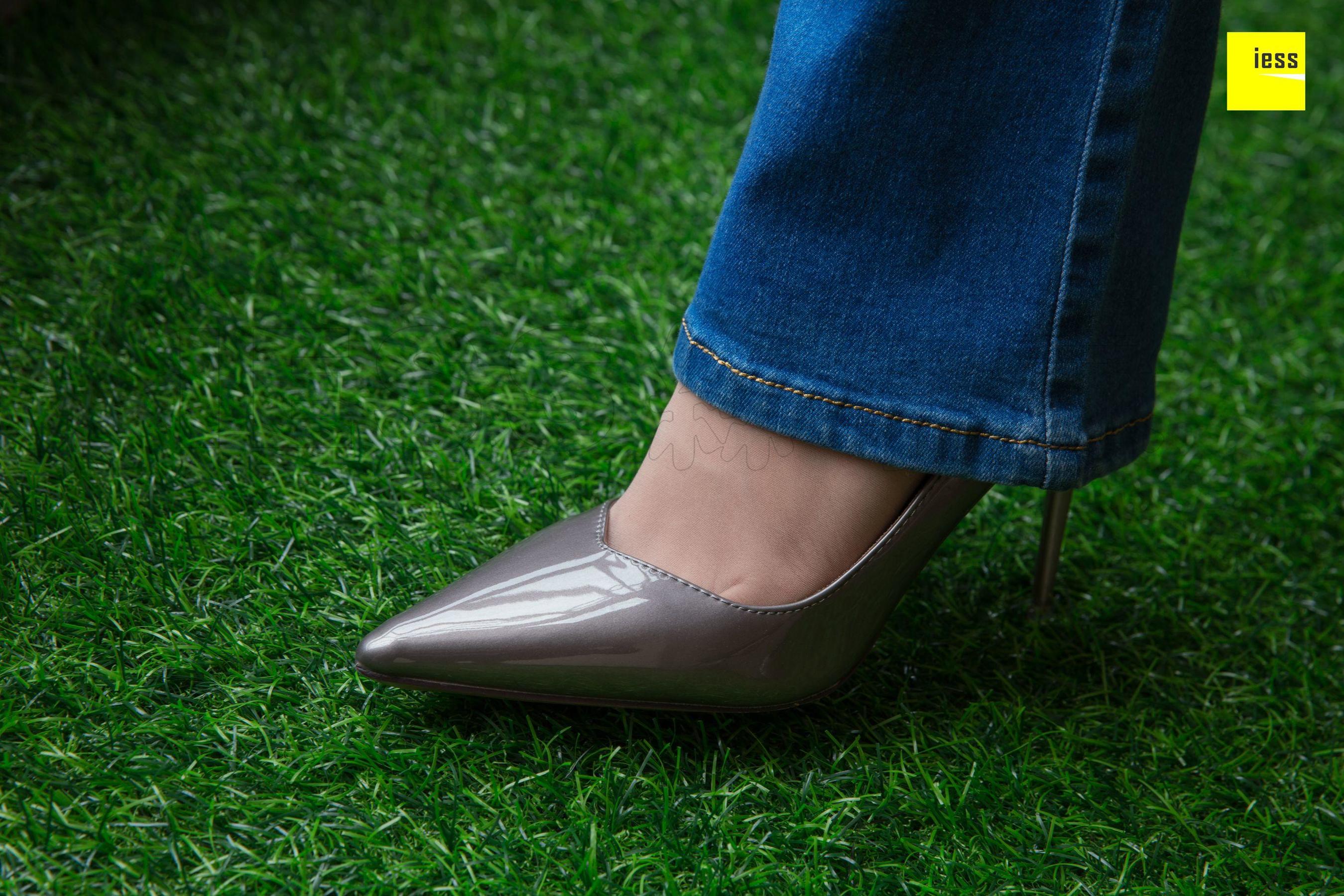 辣妈君君《辣妈的喇叭裤短丝》 [异思趣向IESS] 丝享家236_第2张