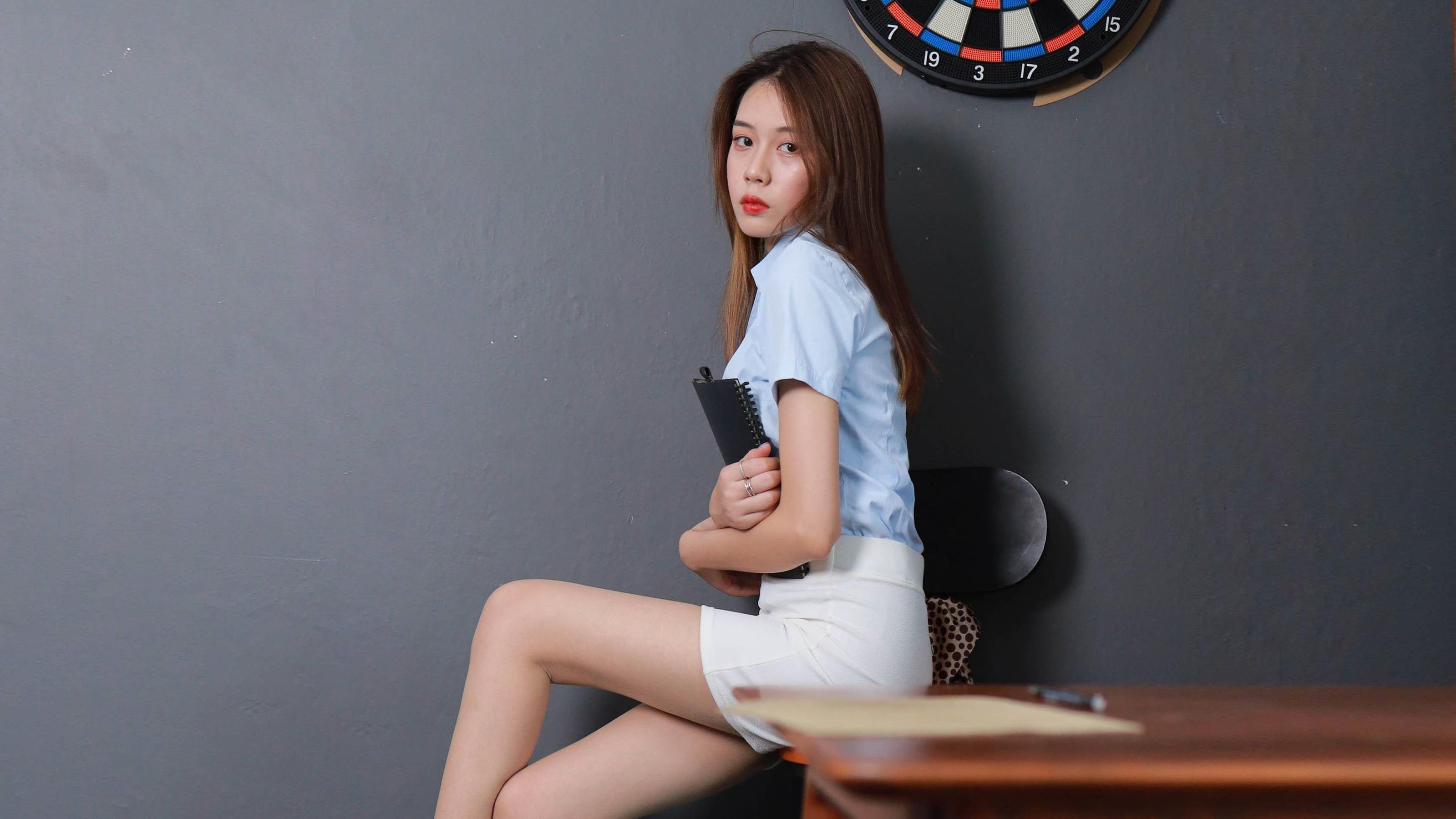 [IESS异思趣向] 丝享家 825：西瓜《能干的长腿秘书》 丝袜美腿套图_第1张