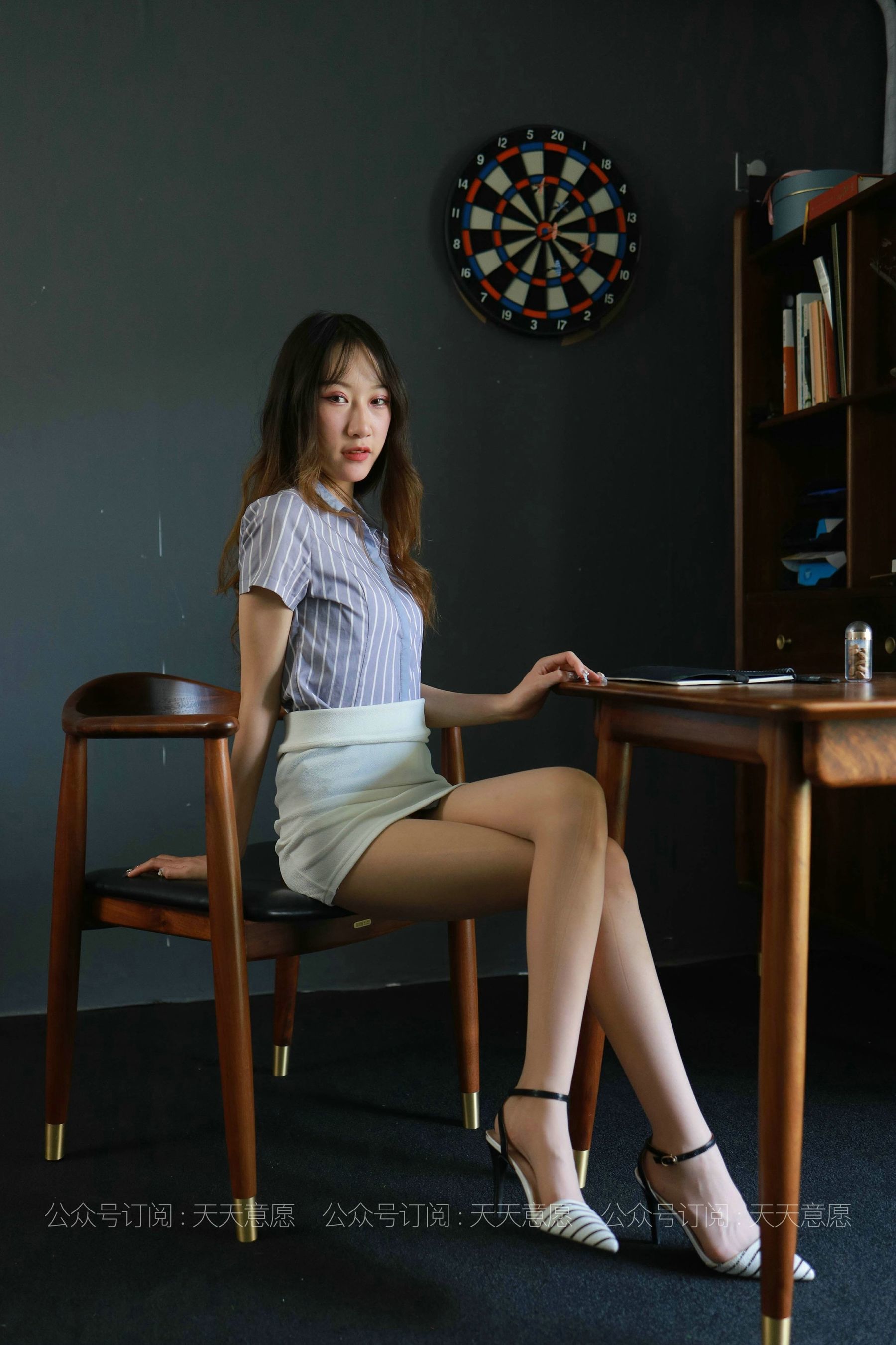 [IESS异思趣向] 丝享家829：怡怡《长腿实习生》 丝袜美腿套图_第4张