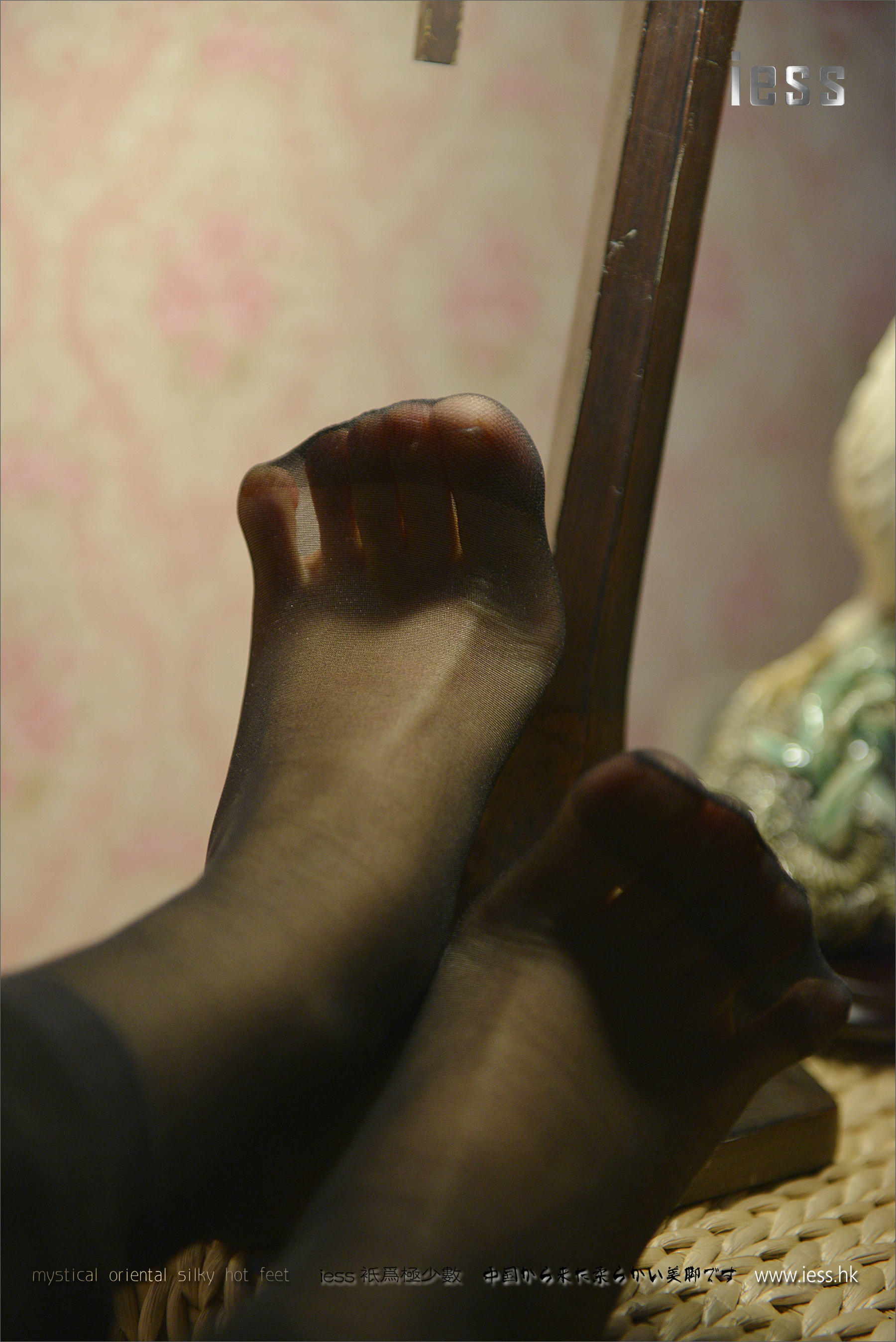 丝足便当063 小夕 《台灯下的短丝袜》[IESS异思趣向]_第2张