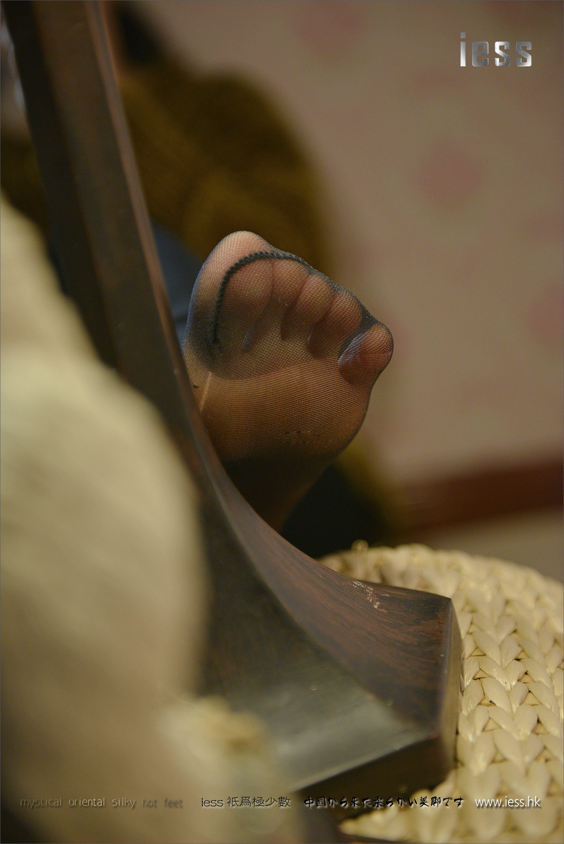 丝足便当063 小夕 《台灯下的短丝袜》[IESS异思趣向]_第3张