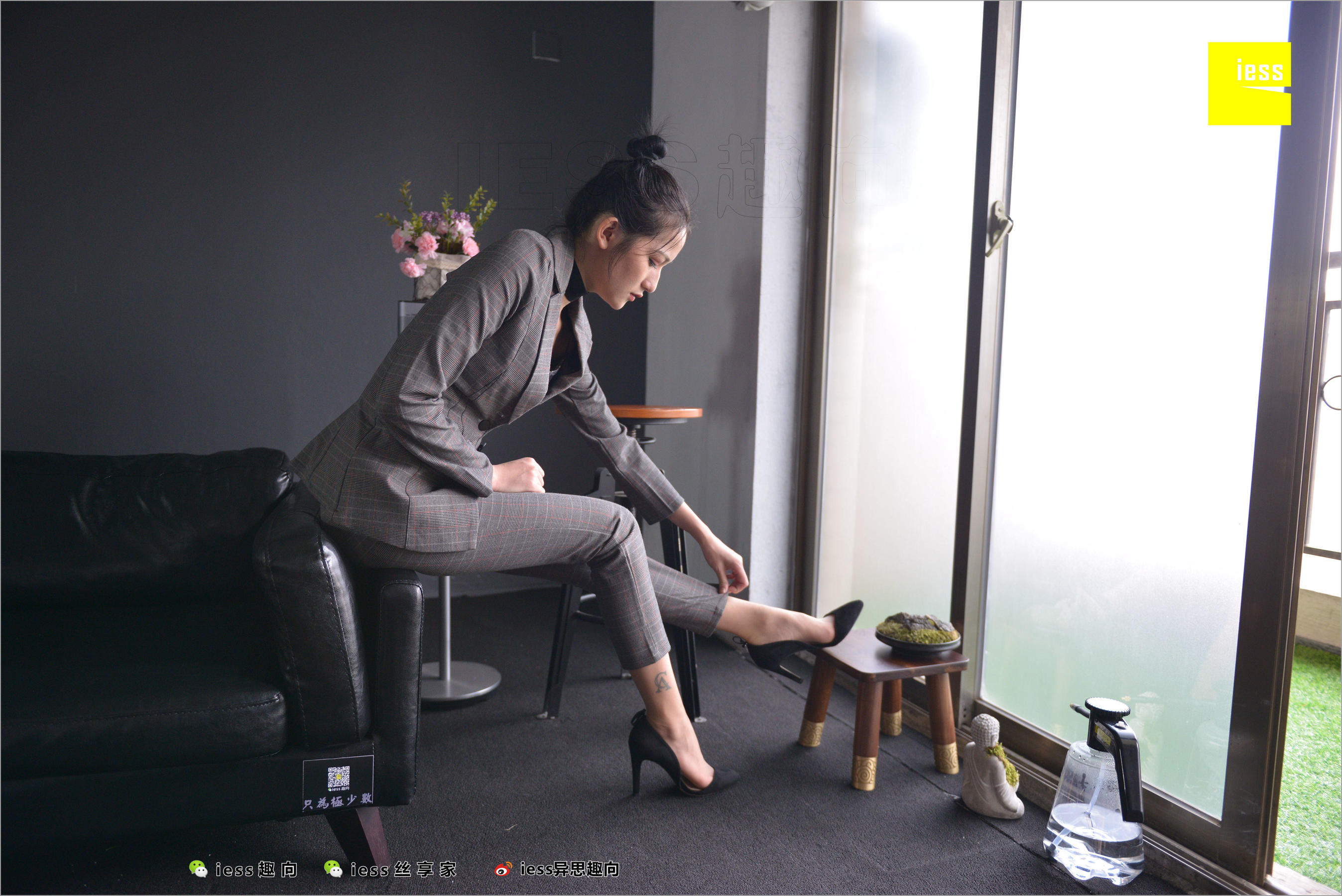 [异思趣向IESS] 丝足便当241 潇潇 《短网袜、长裤与职场》_第1张