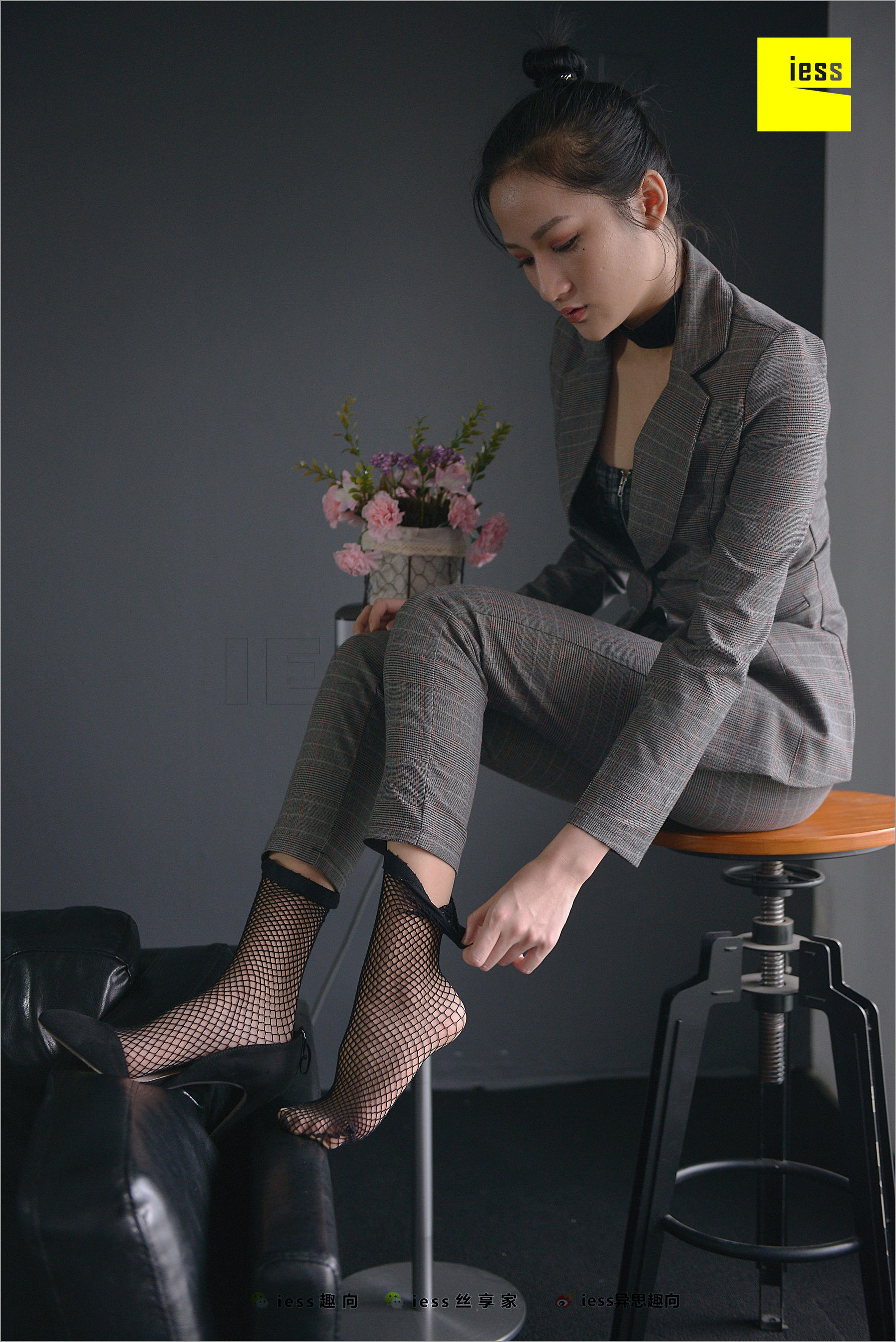 [异思趣向IESS] 丝足便当241 潇潇 《短网袜、长裤与职场》_第4张