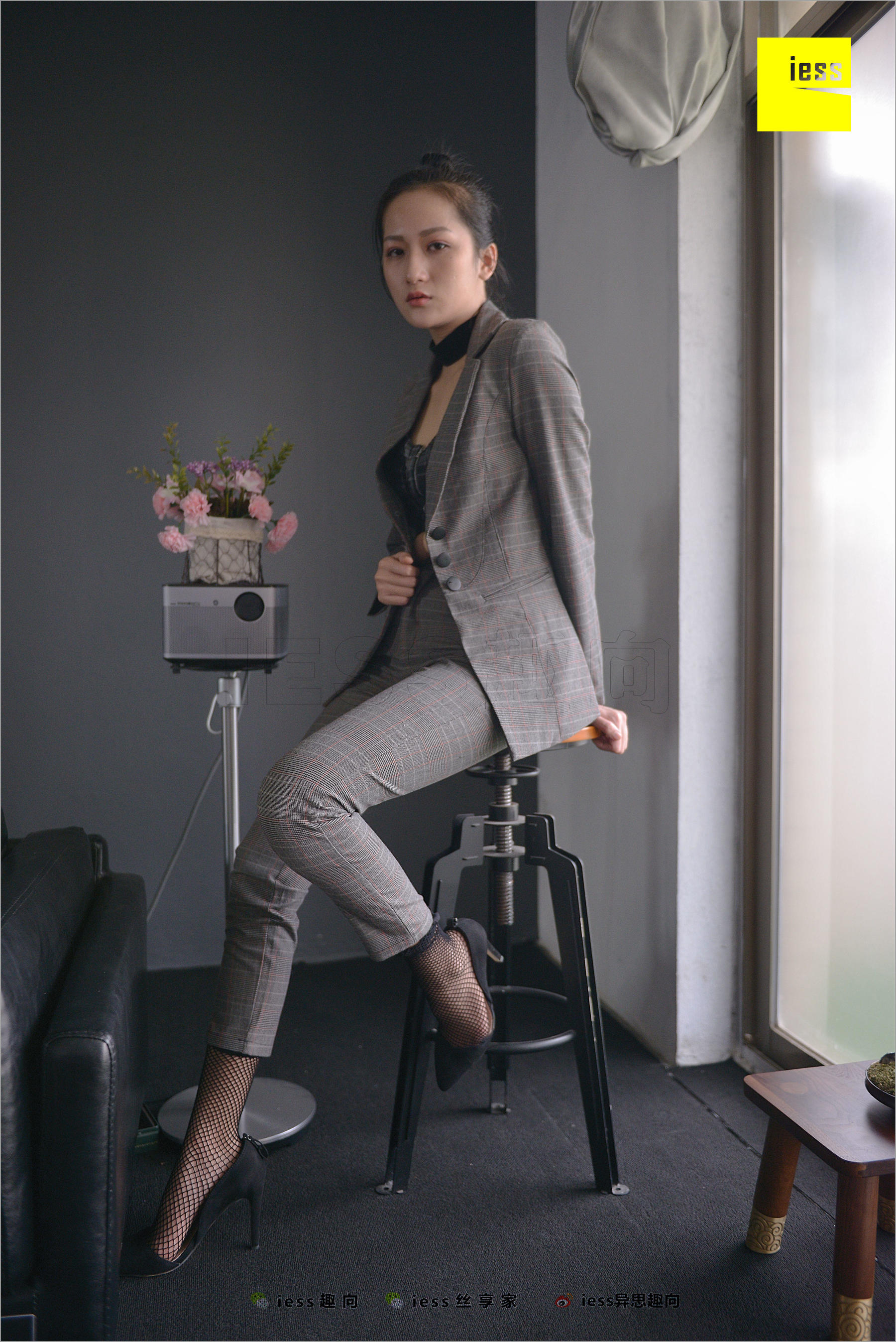 [异思趣向IESS] 丝足便当241 潇潇 《短网袜、长裤与职场》_第5张