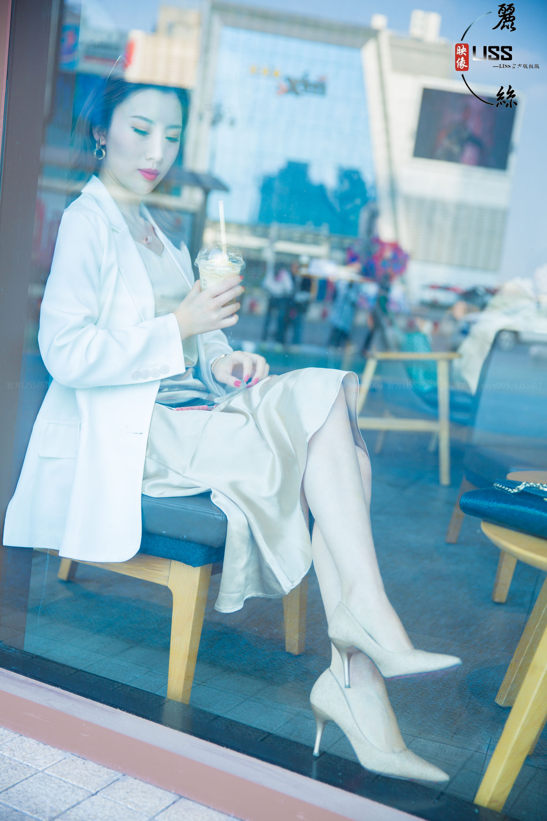 GIRLISS丽丝映像甄选 - 下班归家便行贴_第1张