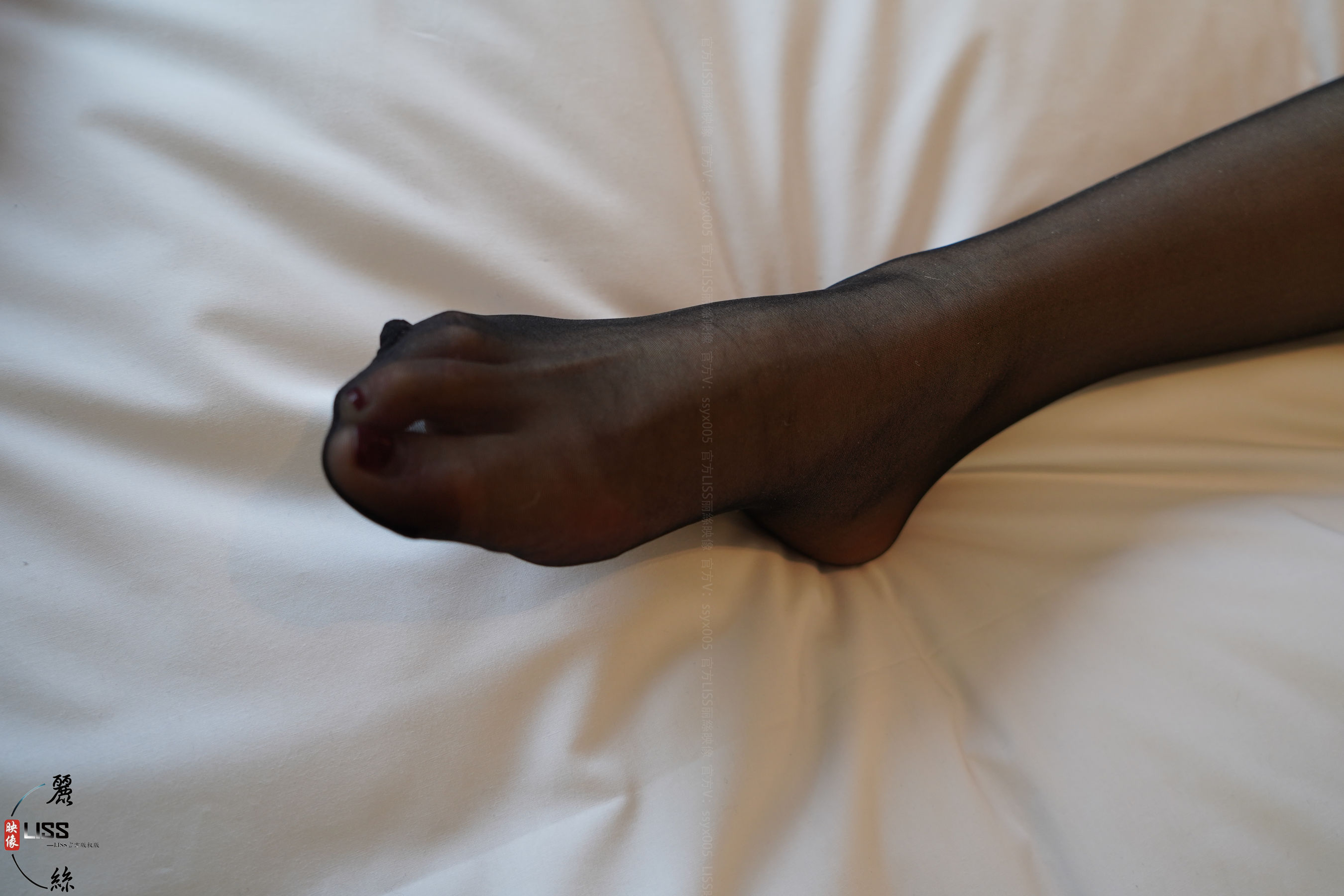 GIRLISS丽丝映像甄选 - 红黑绝配_第1张