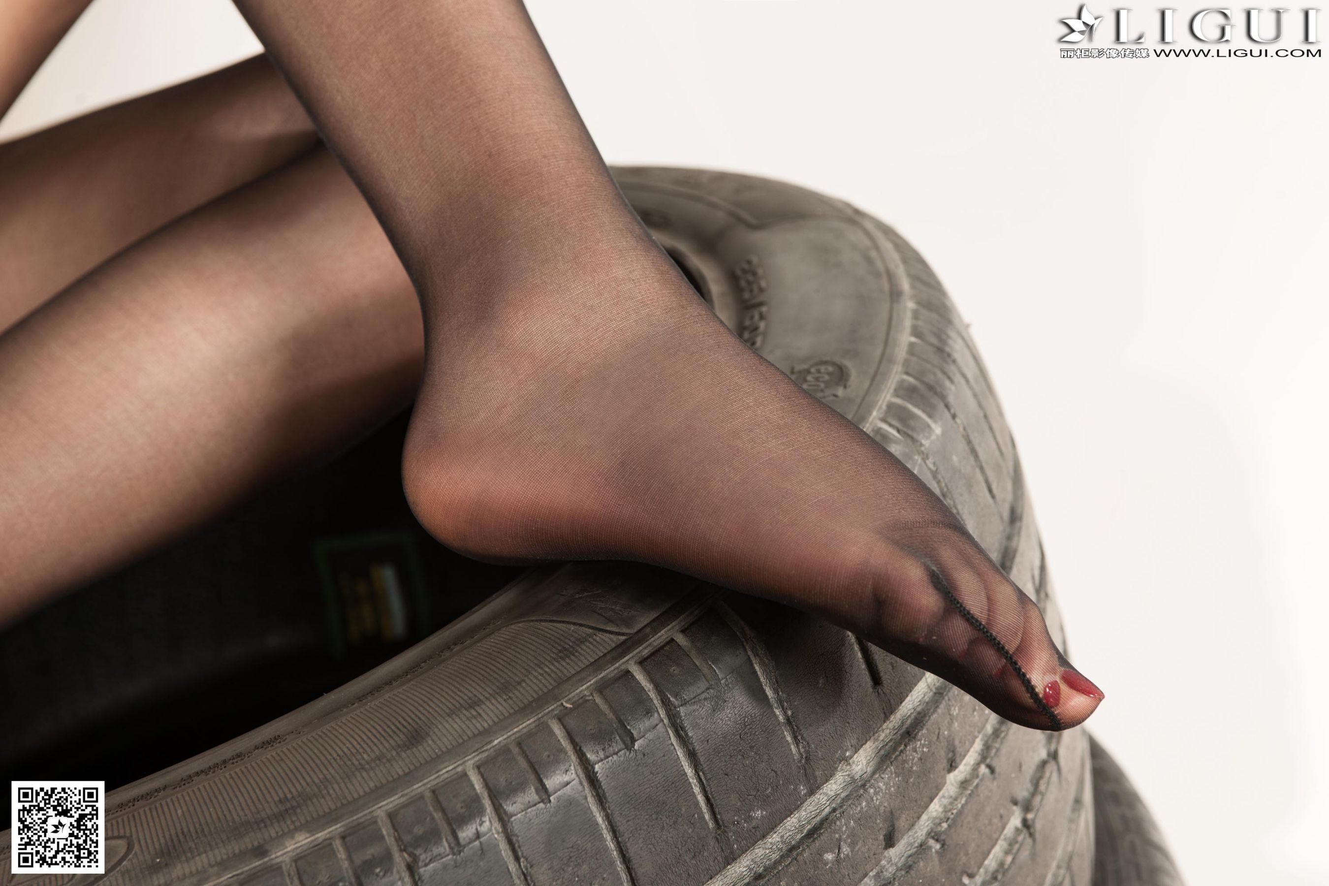 Model 语寒《灰丝SHOWGIRL女郎》 [丽柜LiGui] 美腿玉足写真图片_第3张