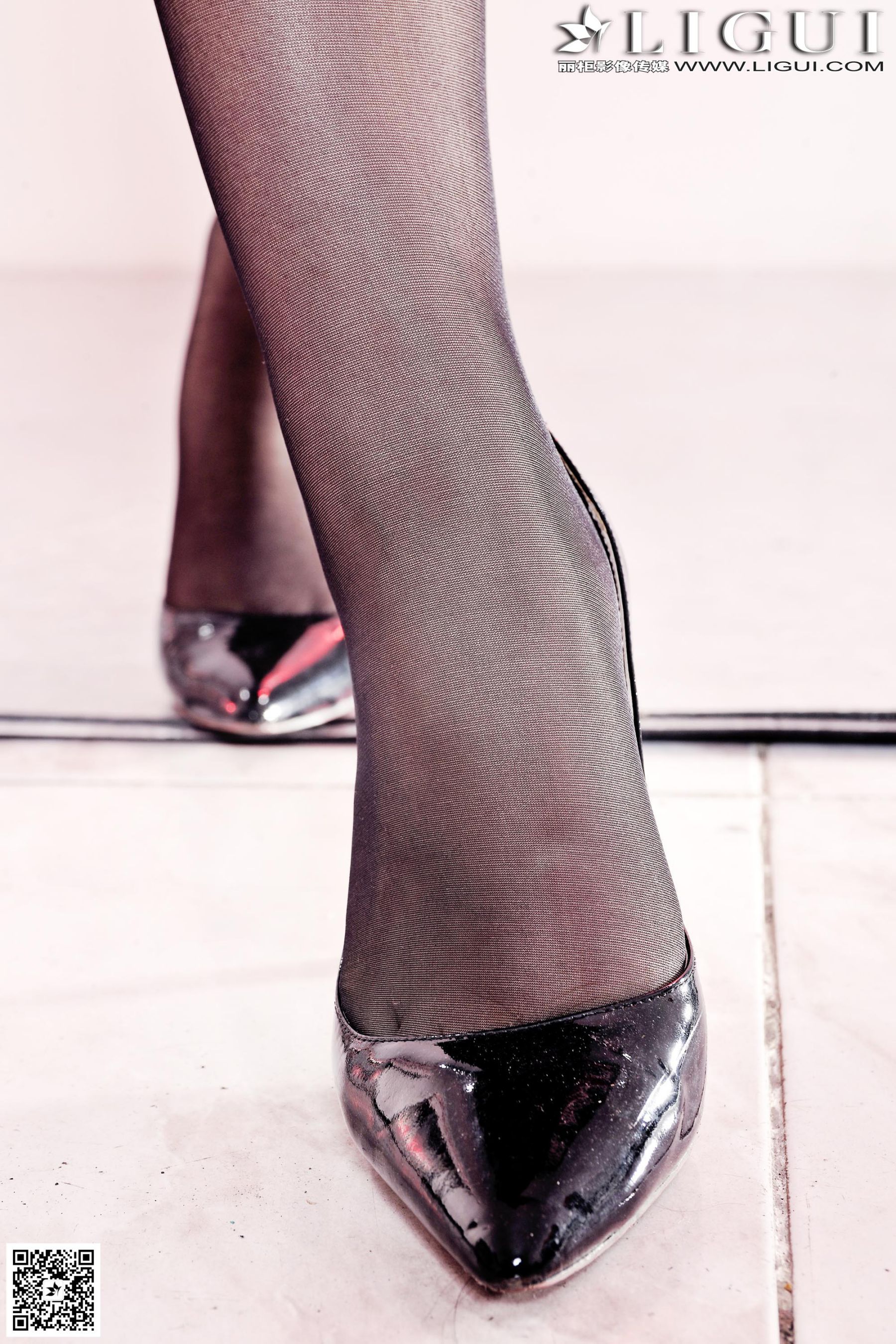 [丽柜LiGui] Model 允儿《超短连衣裙黑丝美足》美腿玉足写真图片_第4张
