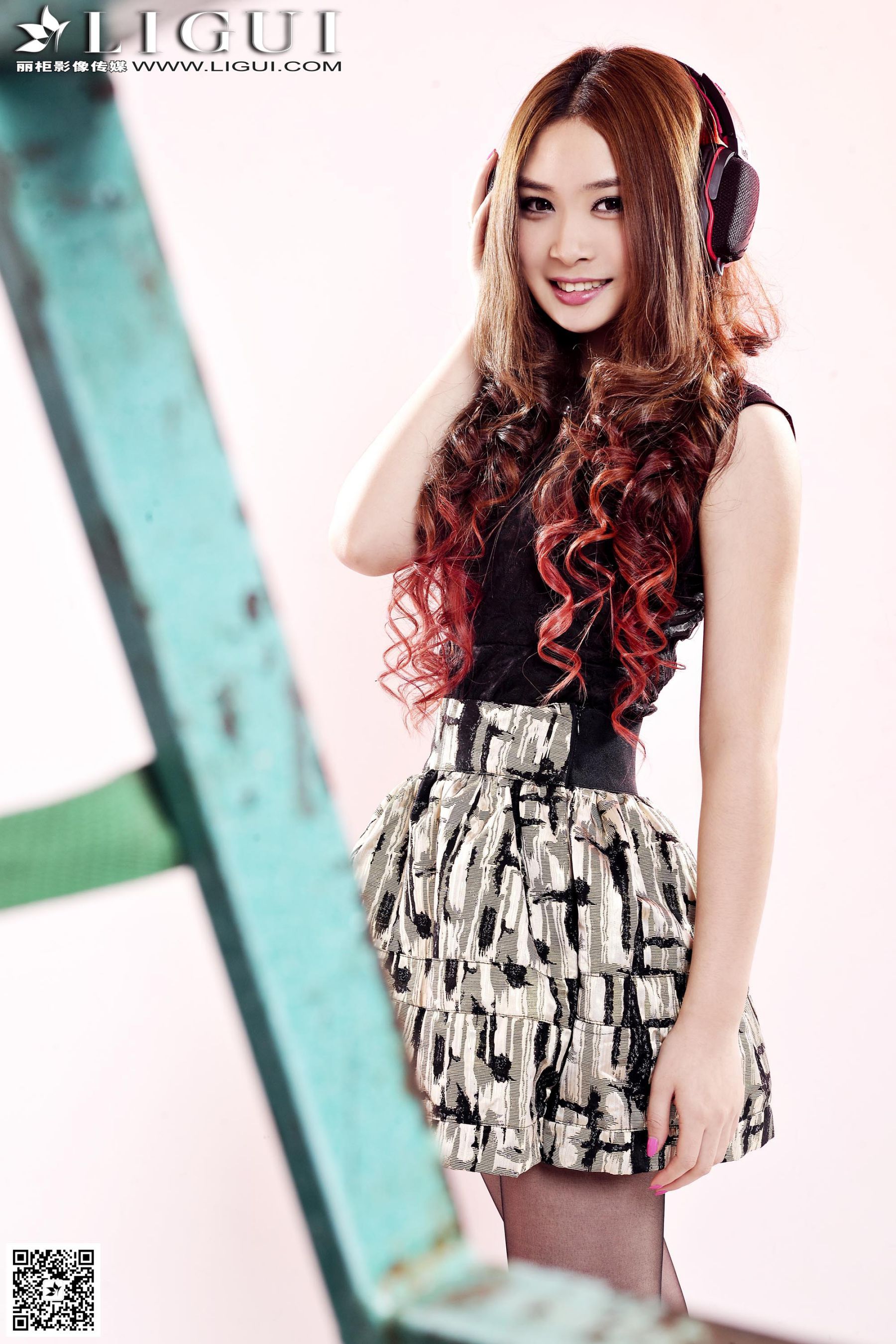 [丽柜LiGui] Model 允儿《超短连衣裙黑丝美足》美腿玉足写真图片_第5张