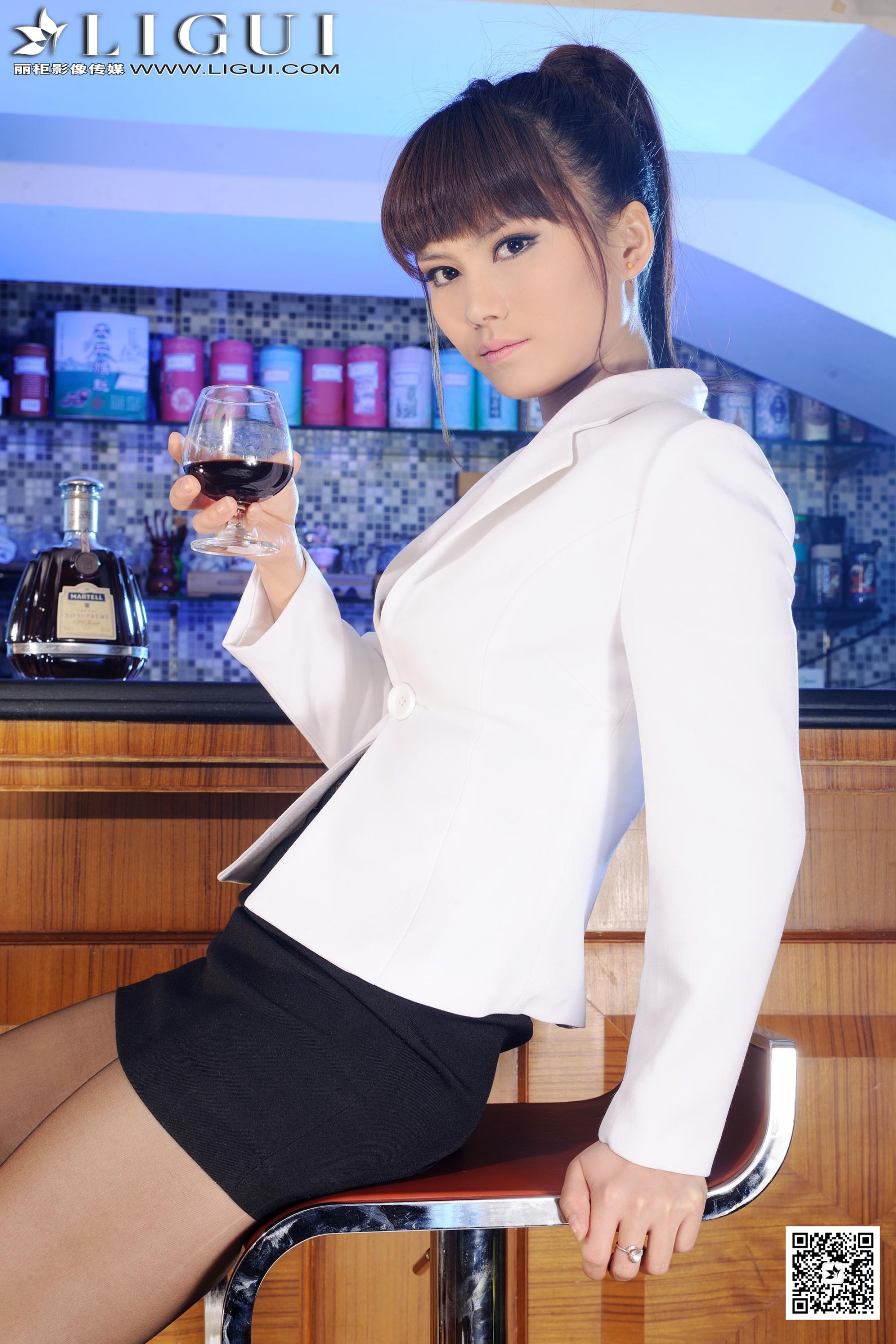 Model 晴晴《吧台灰丝湿足》 [丽柜LiGui] 美腿玉足写真图片_第3张