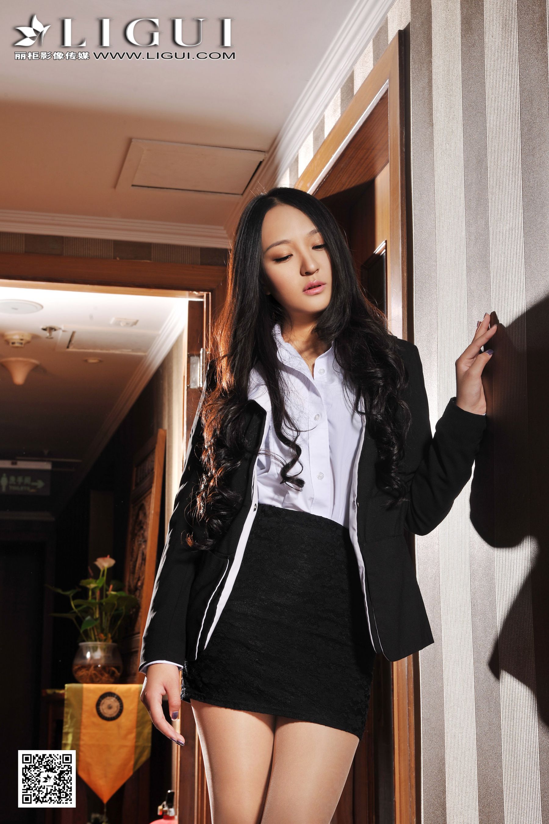 Model Amily《长腿肉丝袜高跟OL美女》 [丽柜LiGui] 美腿玉足写真图片_第1张