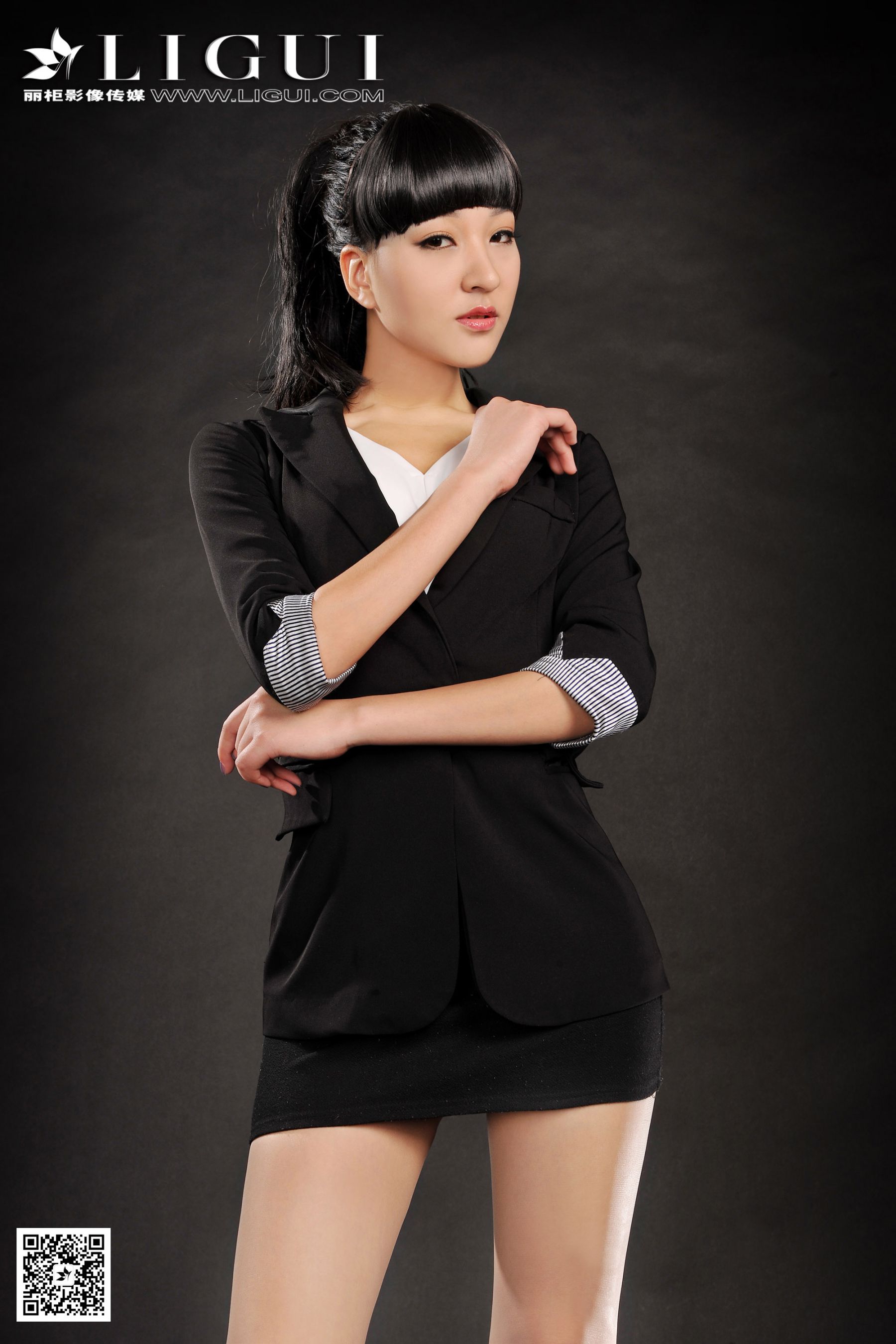 Model Amily《职业装肉丝袜高跟丝足》上下全集 [丽柜贵足] 美腿玉足写真图片_第1张