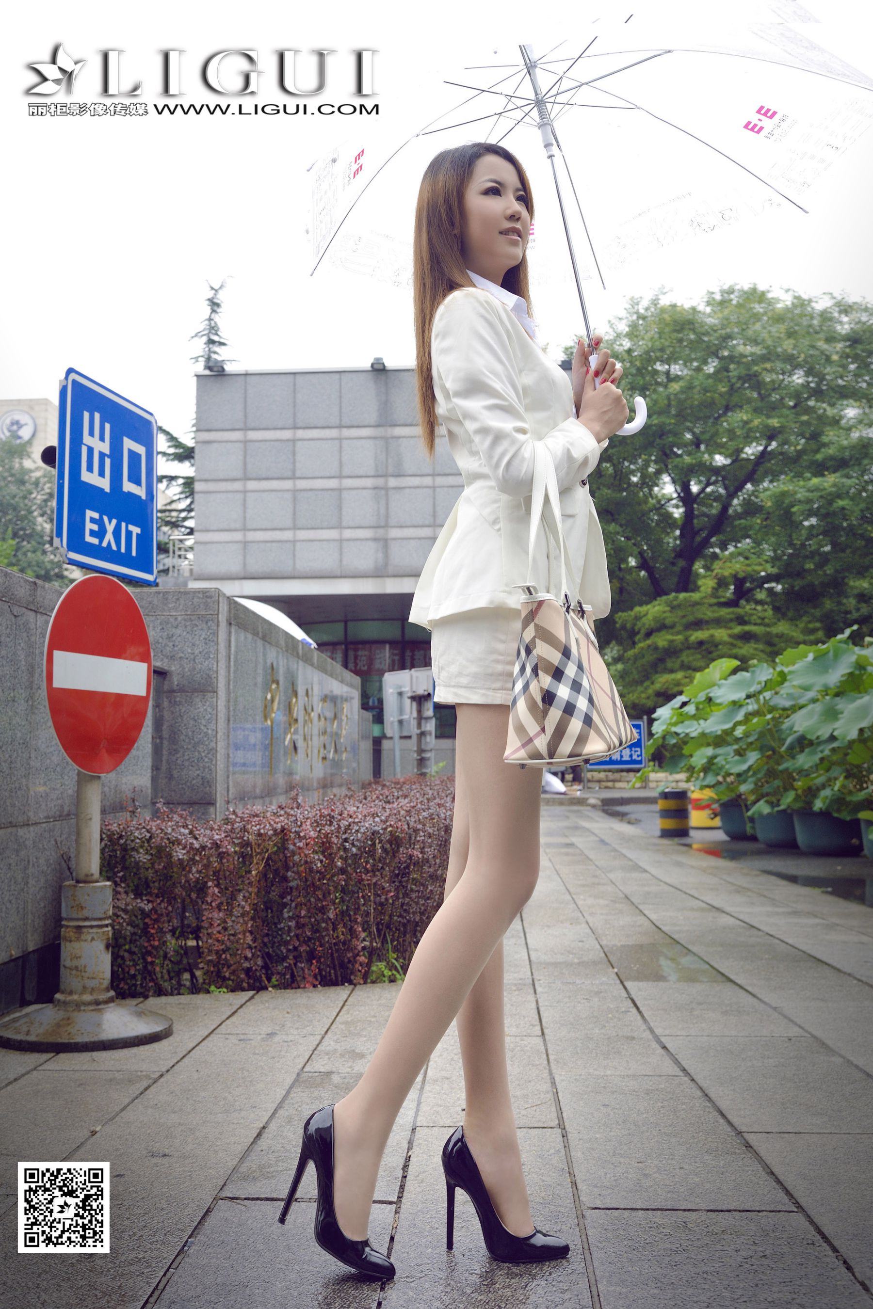可馨《下雨天街拍OL》 [丽柜] 美腿丝足_第1张
