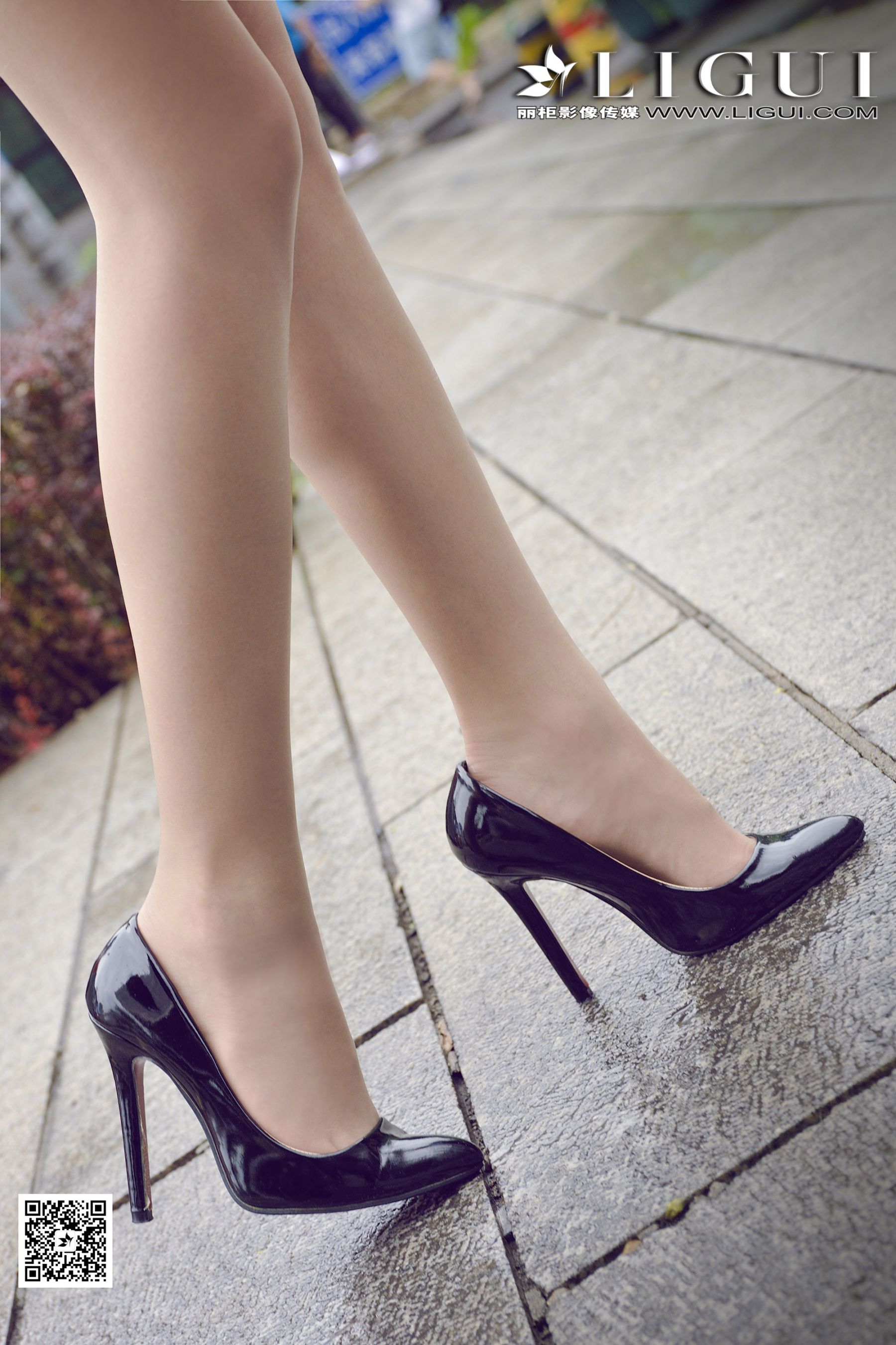 可馨《下雨天街拍OL》 [丽柜] 美腿丝足_第3张