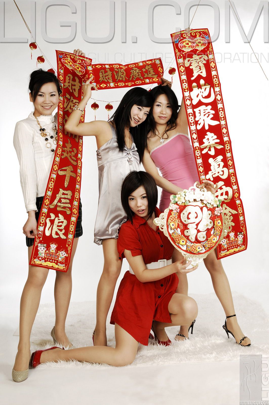 [丽柜LiGui] Model 卡鲁鲁＆慕子＆海伦＆由美《鼠年大吉》丝足写真图片_第2张