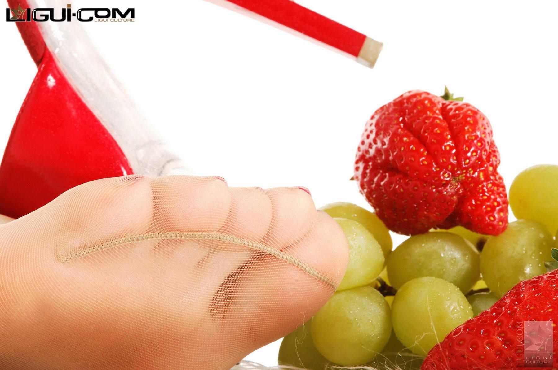 Model 雯雯《秀脚可餐》 [丽柜LiGui] 美足写真图片_第3张