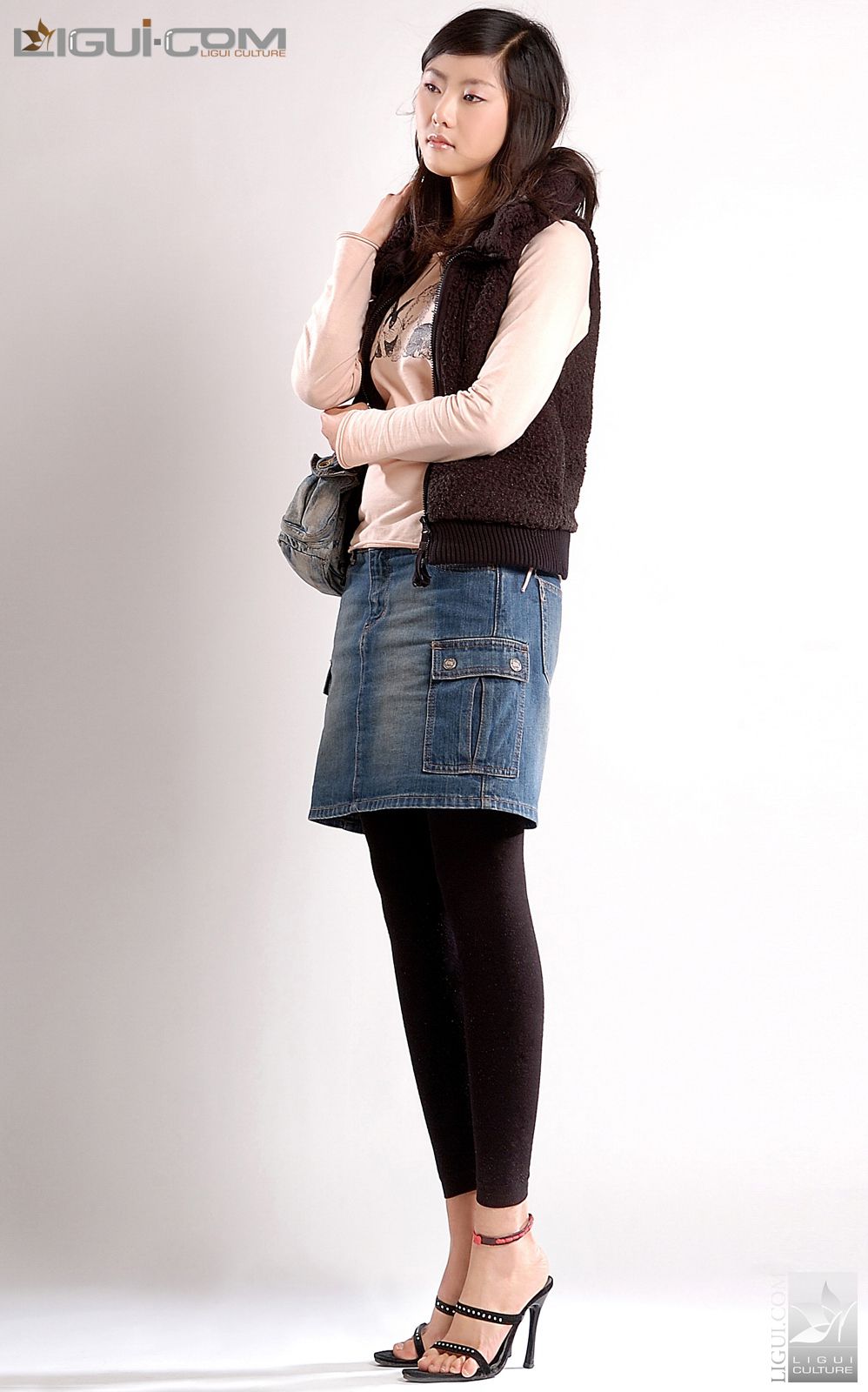 Model 张迪《牛仔短裙玩飘逸》 [丽柜LiGui] 美腿玉足写真图片_第1张