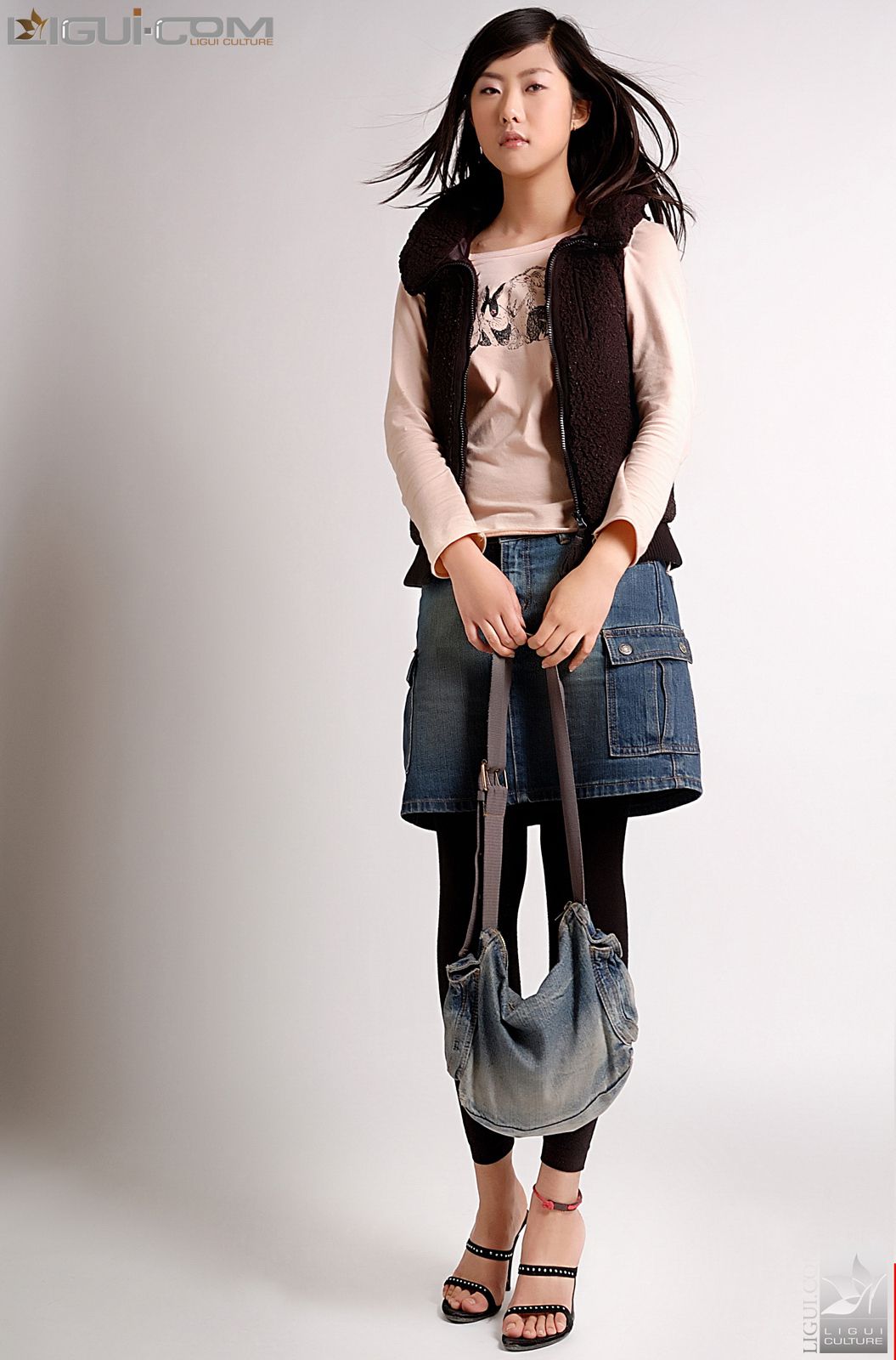 Model 张迪《牛仔短裙玩飘逸》 [丽柜LiGui] 美腿玉足写真图片_第3张