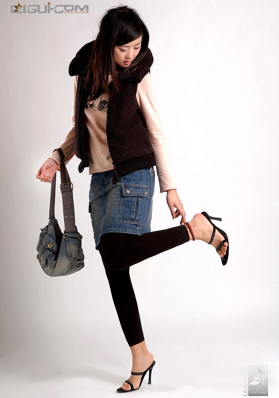 Model 张迪《牛仔短裙玩飘逸》 [丽柜LiGui] 美腿玉足写真图片_第5张