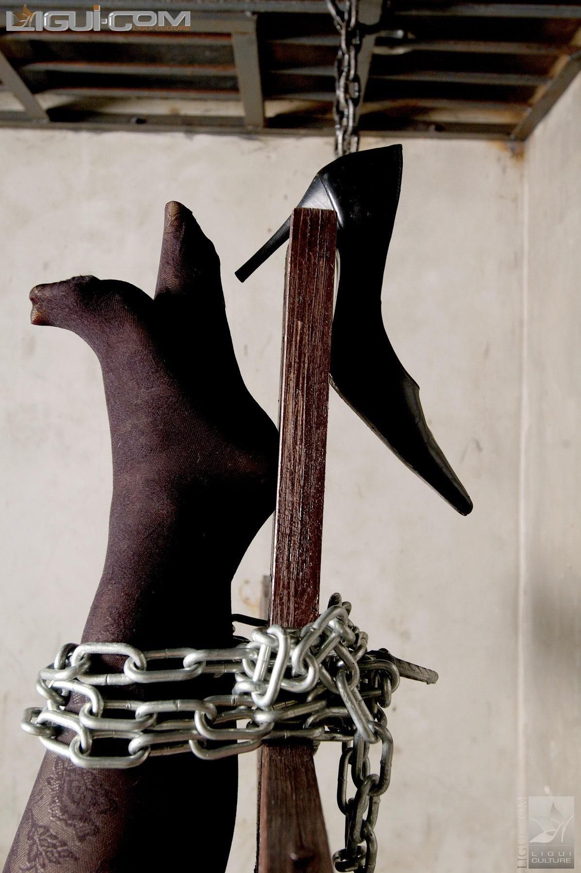 [丽柜美束LiGui] Model 露露《黑丝镣铐》丝足写真图片_第1张