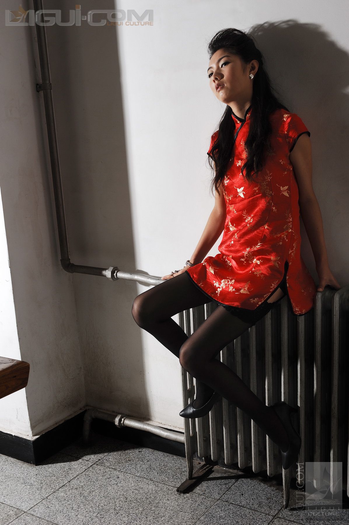 Model 丝丝《电梯口的黑丝高跟》 [丽柜LiGui] 丝足写真图片_第4张