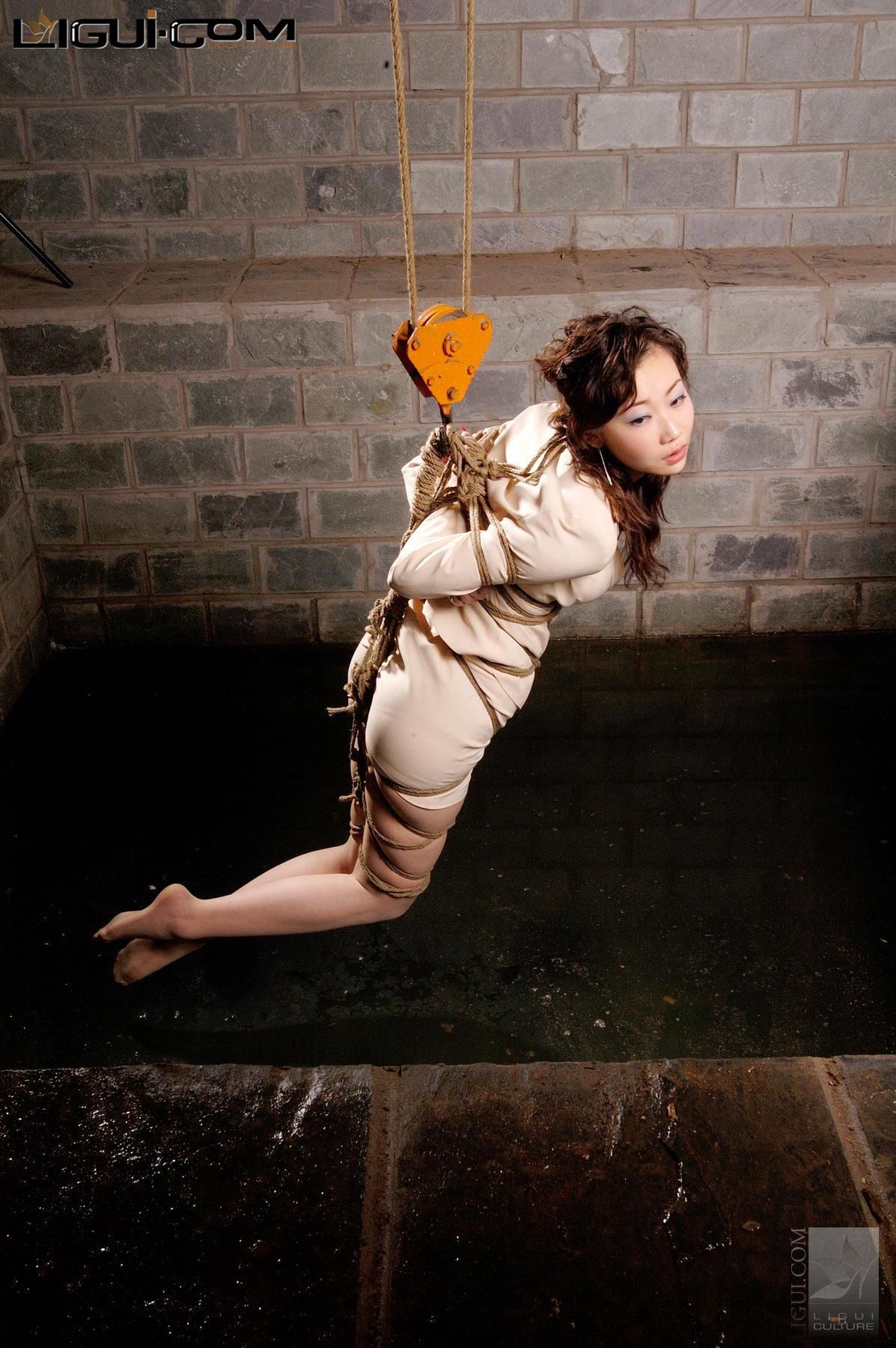 Model 露露《空中吊人捆绑》 [丽柜美束LiGui]  丝足写真图片_第1张