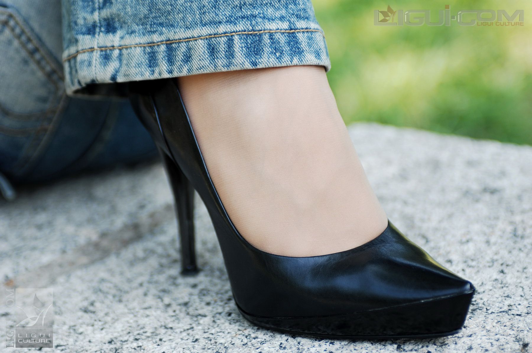 Model 冰清《牛仔和丝袜街拍》 [丽柜LiGui] 丝足写真图片_第2张