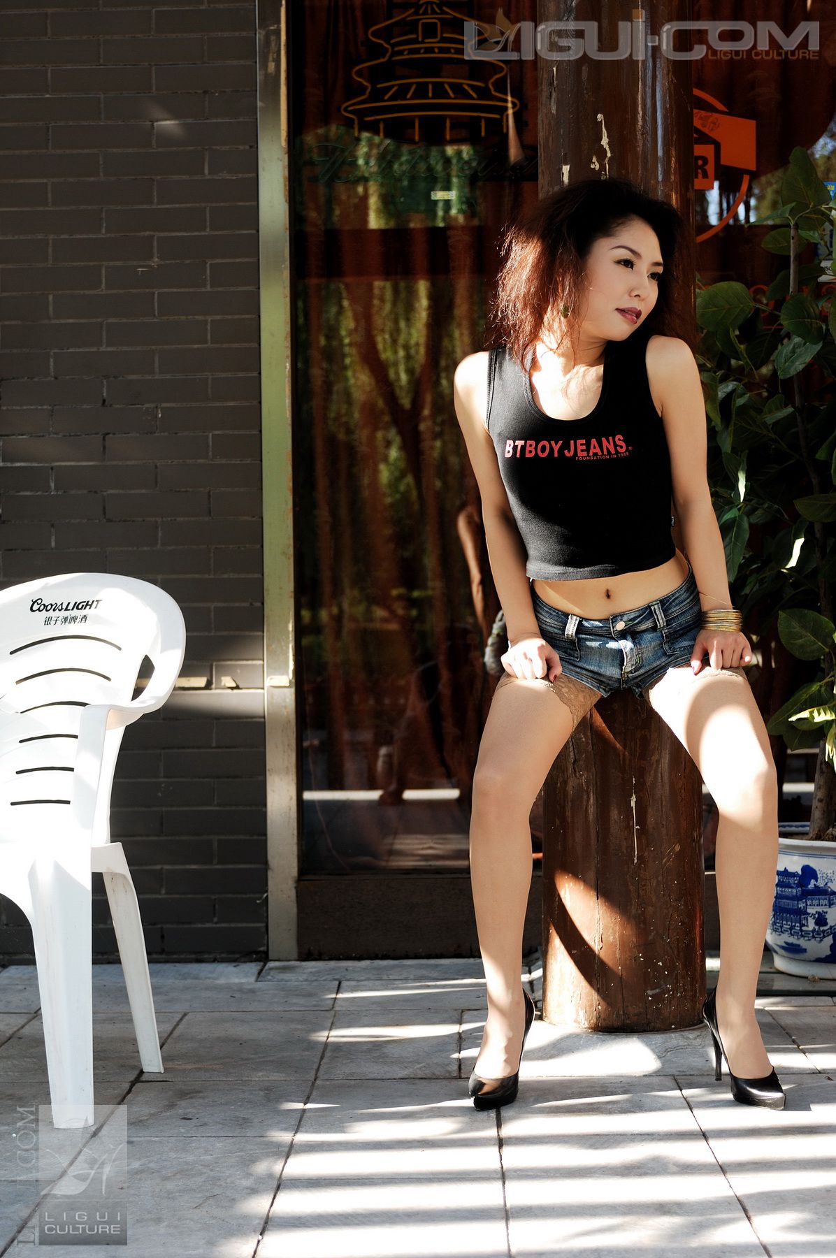 Model 冰清《牛仔和丝袜街拍》 [丽柜LiGui] 丝足写真图片_第5张