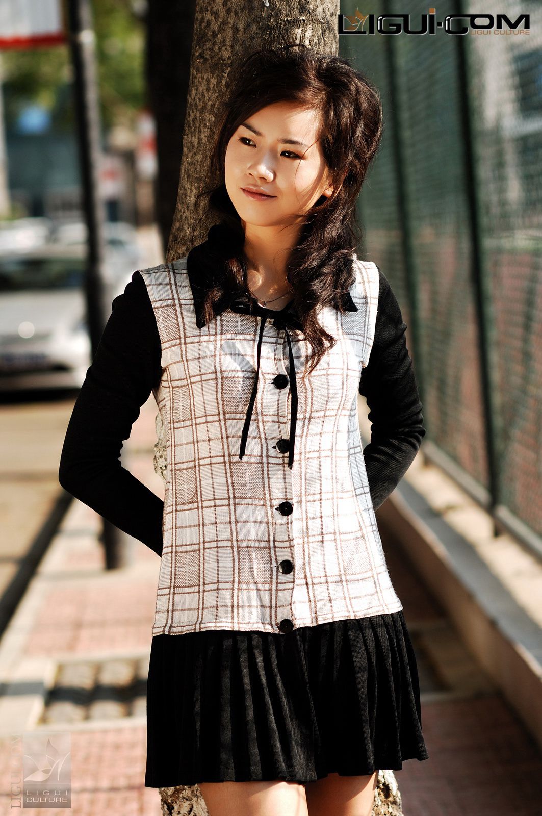 Model 由美《街拍秋日"丝"语》 [丽柜LiGui] 丝足写真图片_第2张