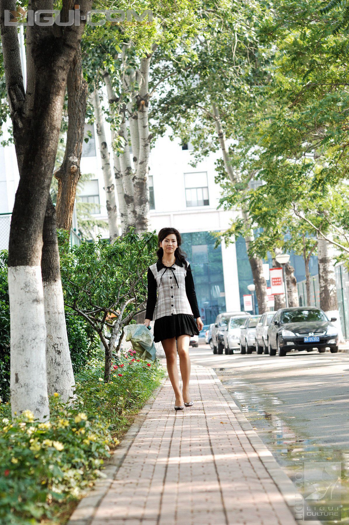 Model 由美《街拍秋日"丝"语》 [丽柜LiGui] 丝足写真图片_第3张