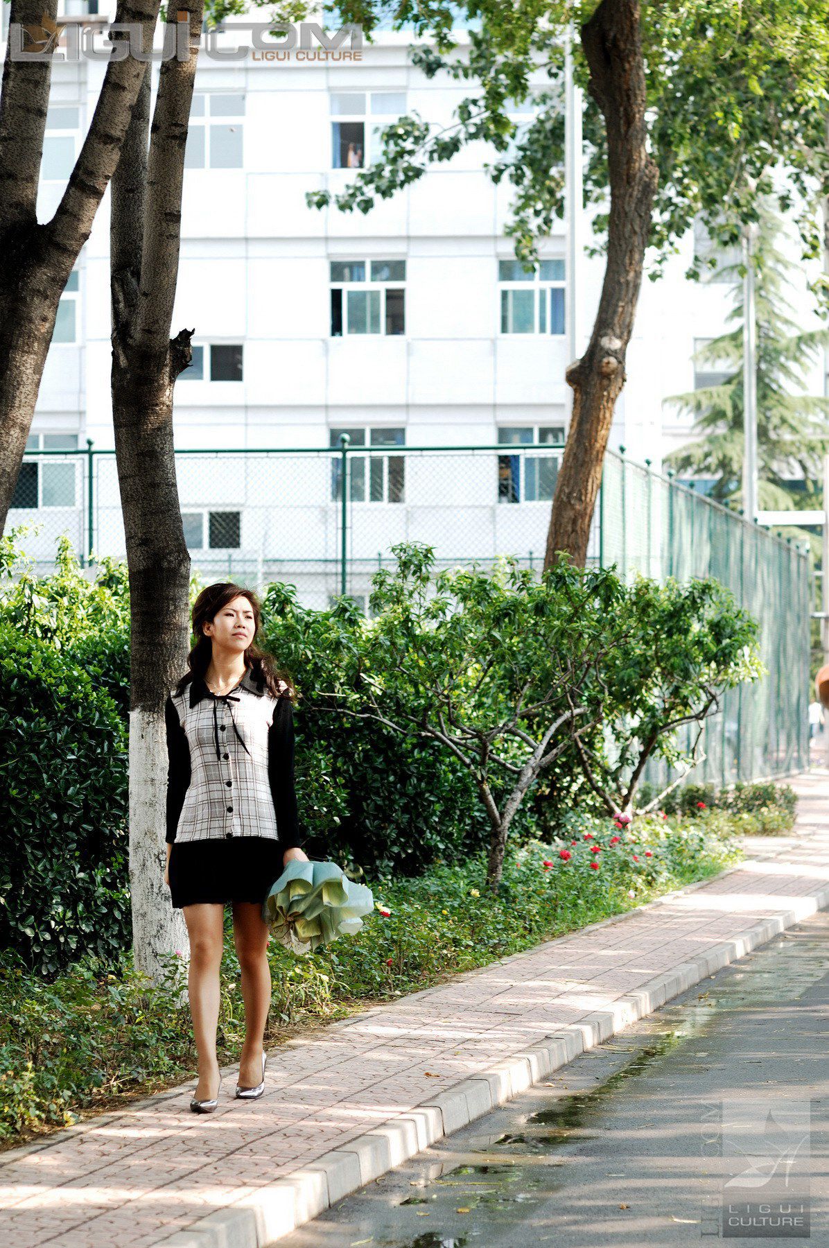 Model 由美《街拍秋日"丝"语》 [丽柜LiGui] 丝足写真图片_第4张
