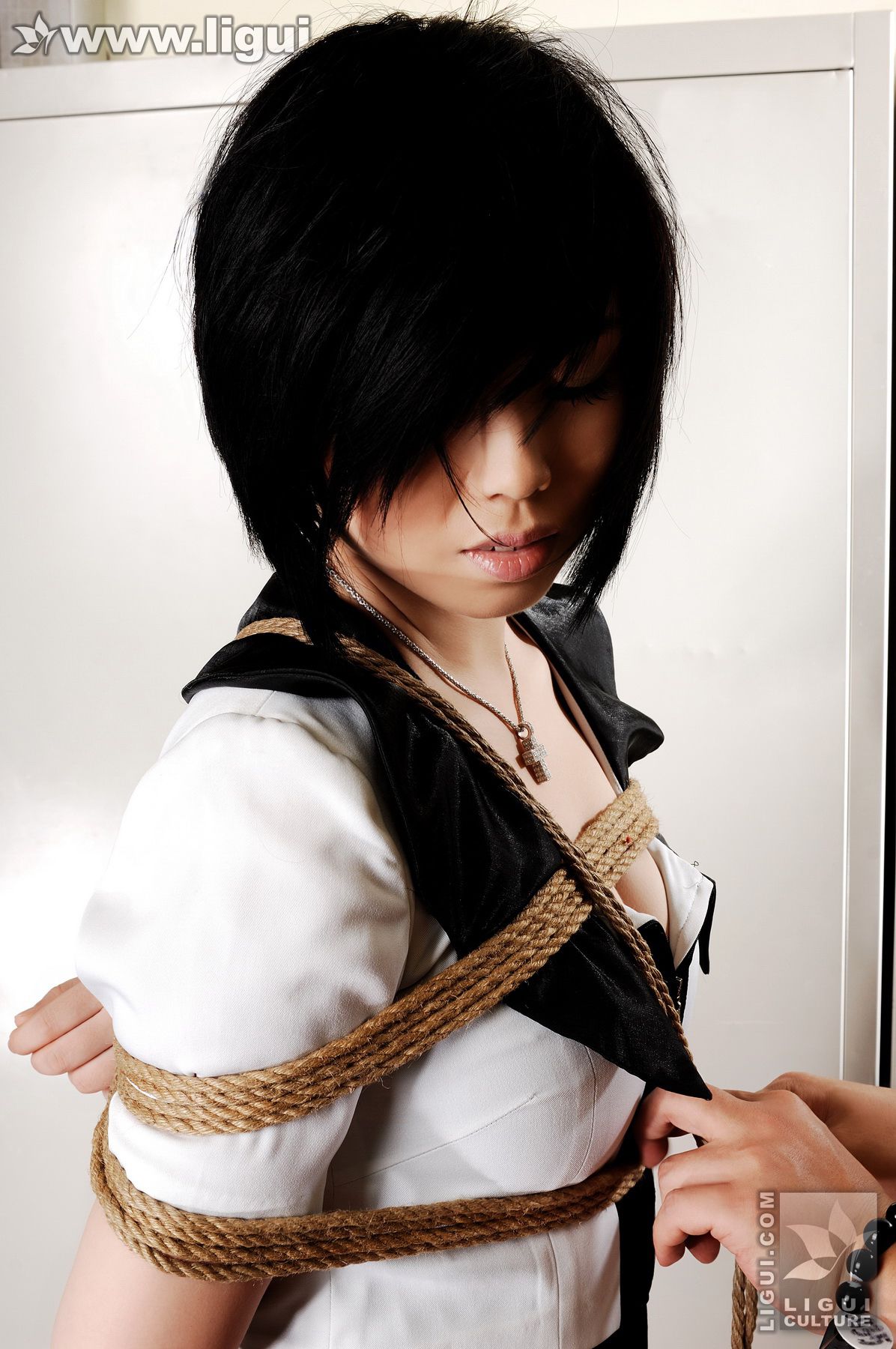 Model 慕子《换衣间风波之娇柔玉女“五花大绑”》 [丽柜美束LiGui] 丝足写真图片_第4张