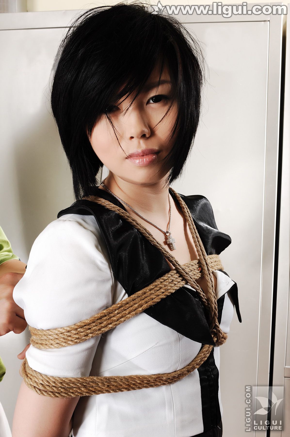 Model 慕子《换衣间风波之娇柔玉女“五花大绑”》 [丽柜美束LiGui] 丝足写真图片_第5张