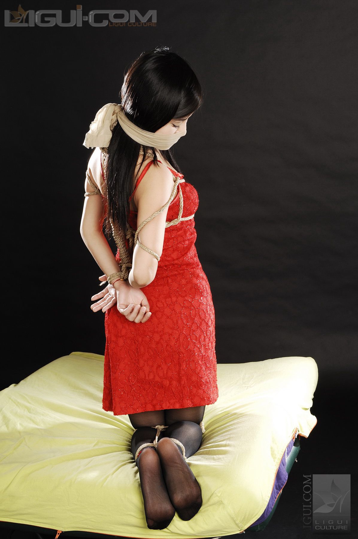 Model 卡鲁鲁《俏皮可爱小美女伊贺流袜堵式束缚》 [丽柜美束LiGui] 丝足写真图片_第5张