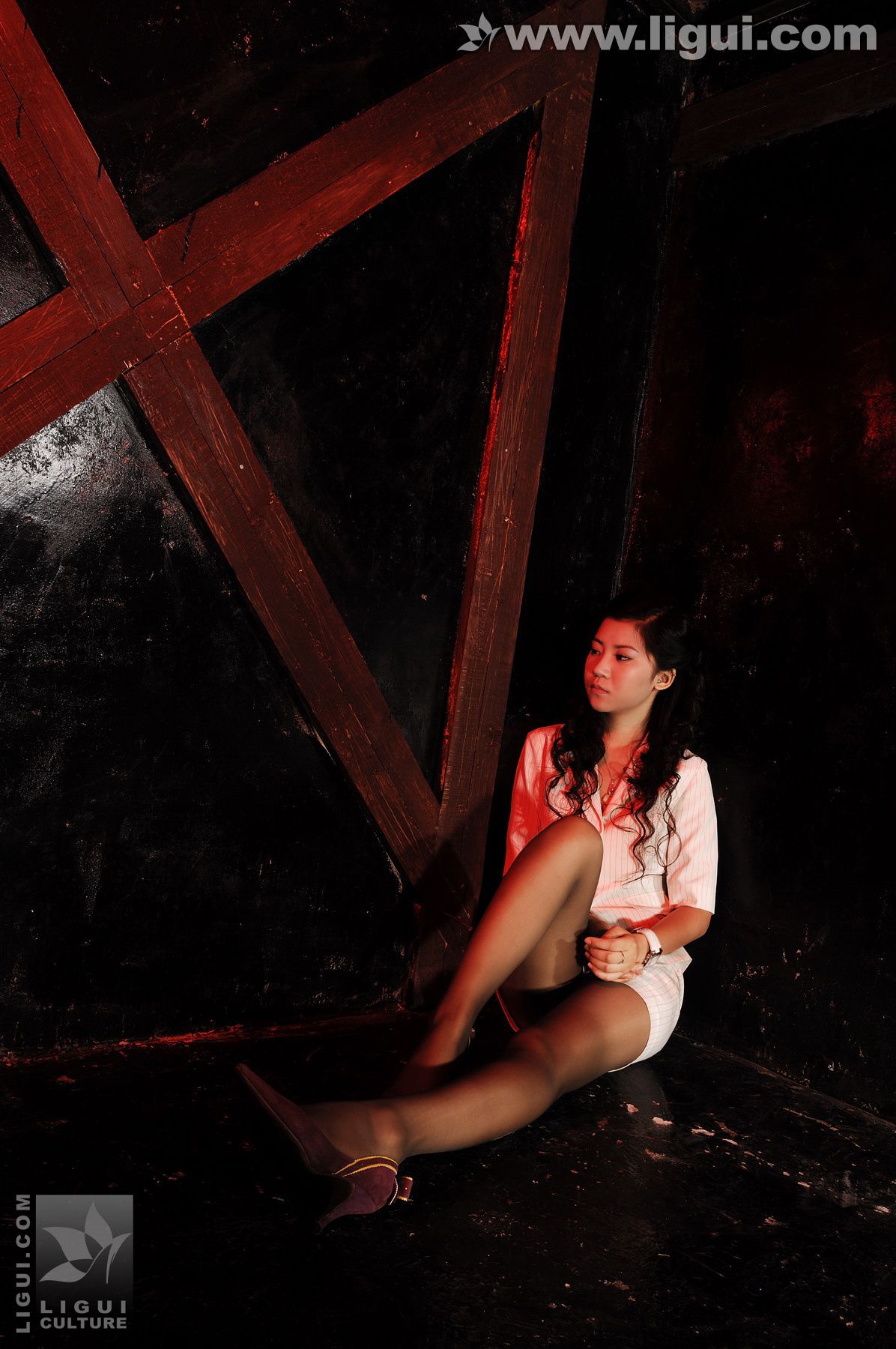 Model 卡鲁鲁《监狱麻绳吊绑制服女白领》 [丽柜美束LiGui] 丝足写真图片_第3张