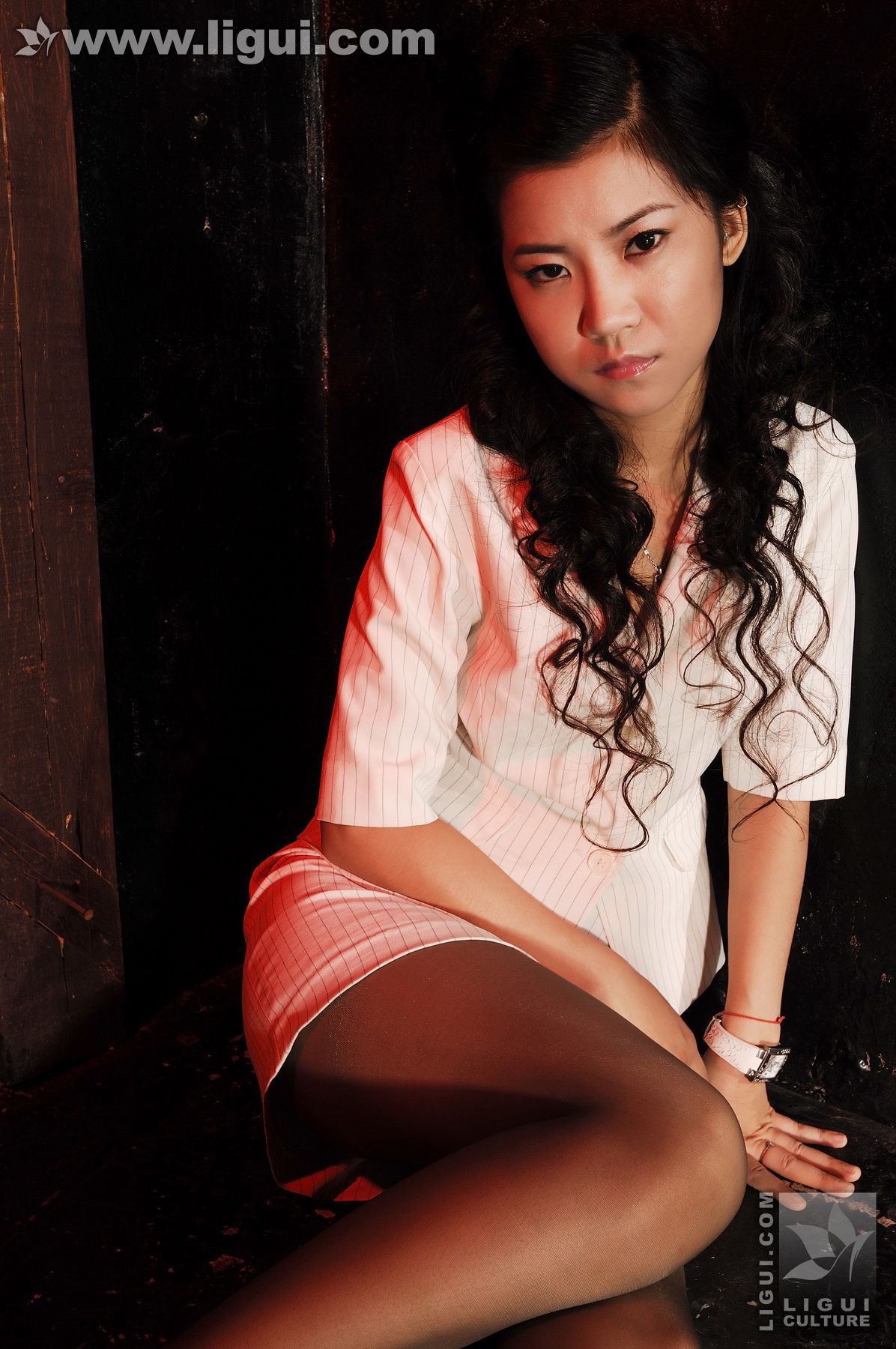 Model 卡鲁鲁《监狱麻绳吊绑制服女白领》 [丽柜美束LiGui] 丝足写真图片_第5张