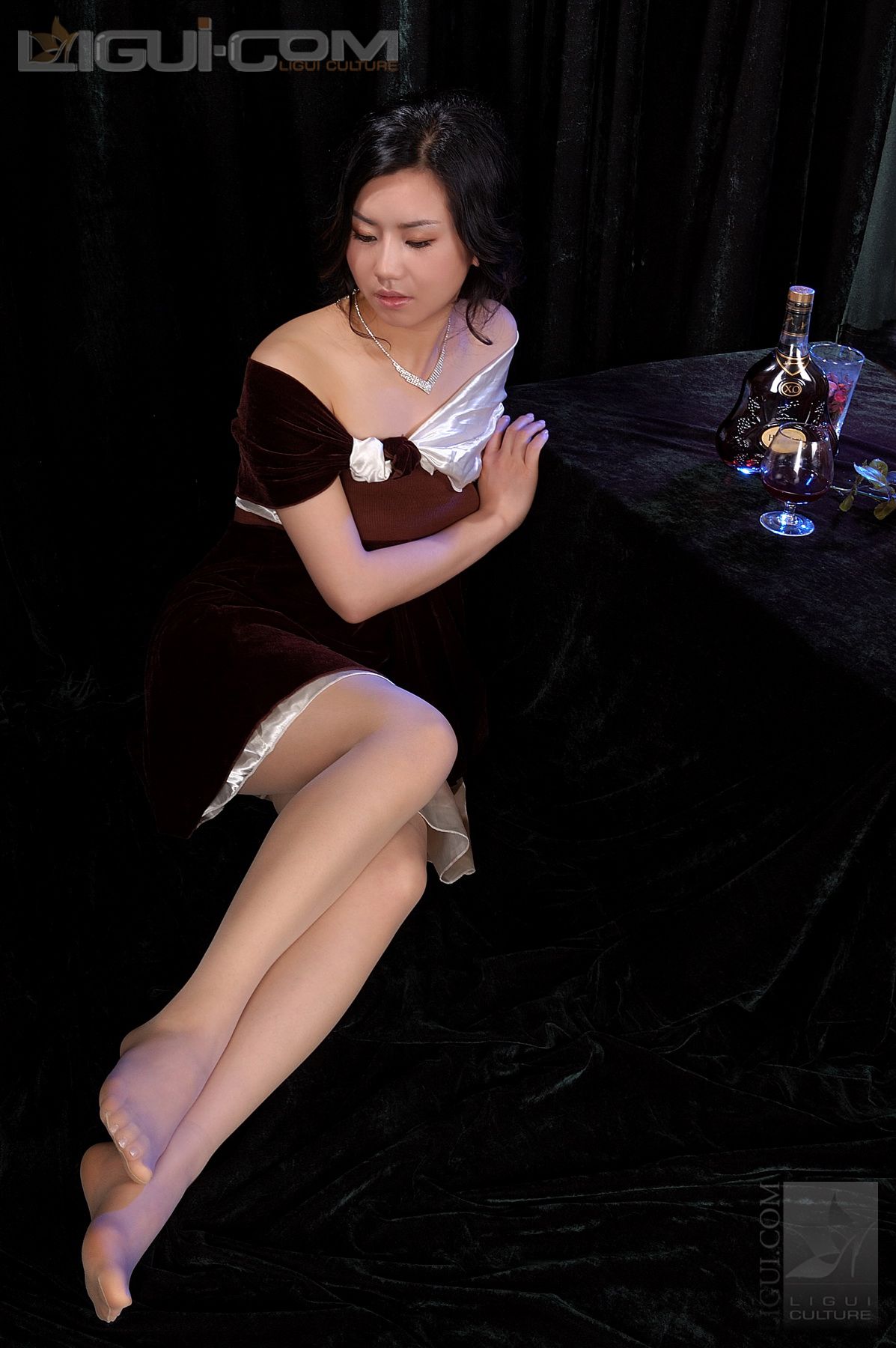 Model 由美《法兰西式高贵风情》 [丽柜LiGui] 丝足写真图片_第2张