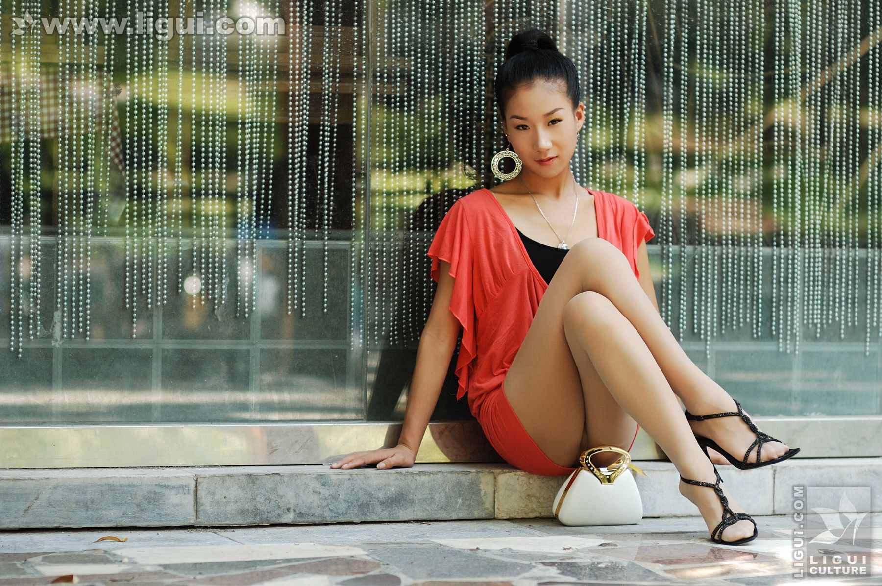 Model 默默《摩登吧女户外热情释放》 [丽柜LiGui] 丝足写真图片_第4张