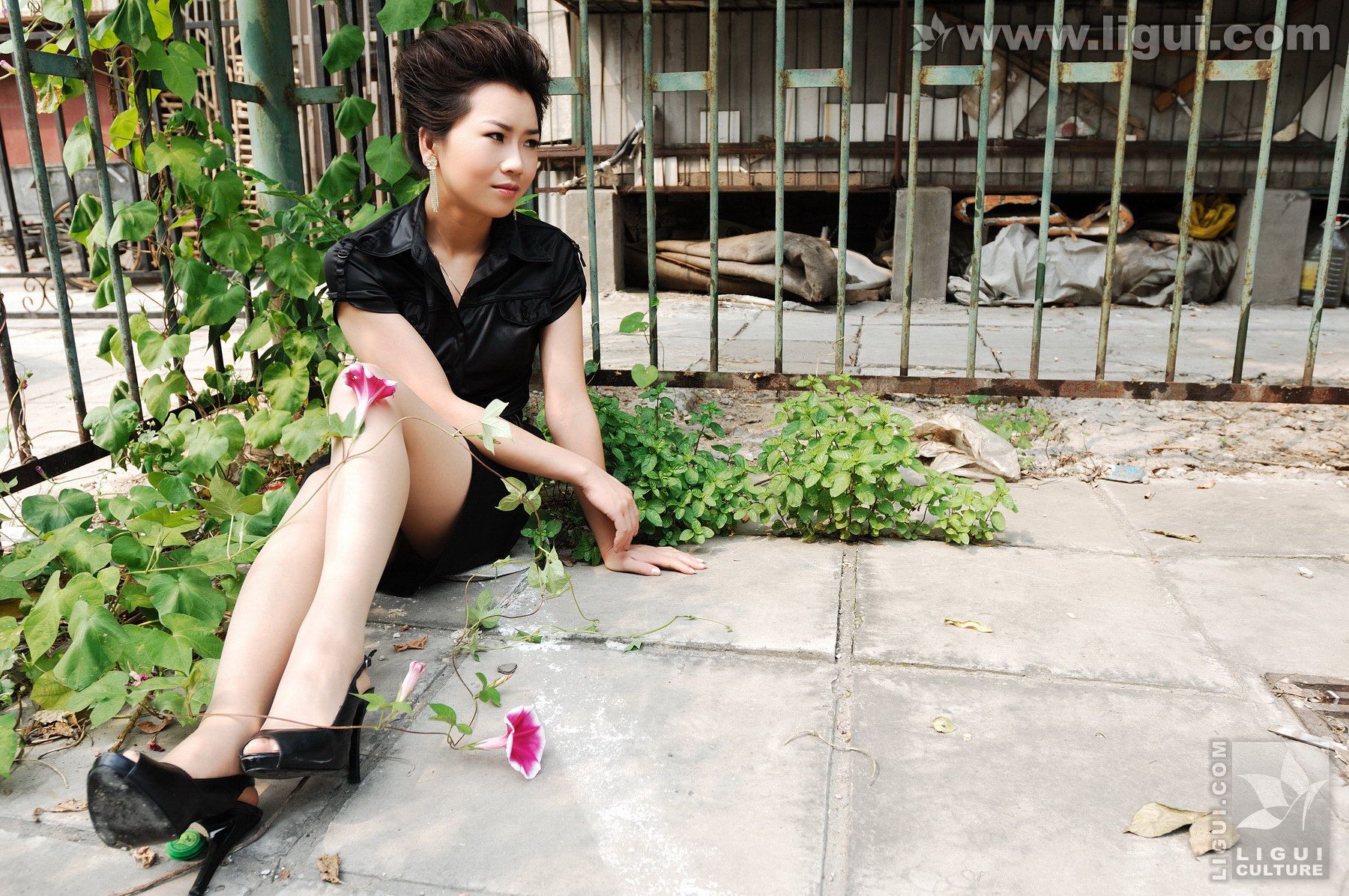 Model 由美《路遇高跟美女花园散步》 [丽柜LiGui] 丝足写真图片_第4张