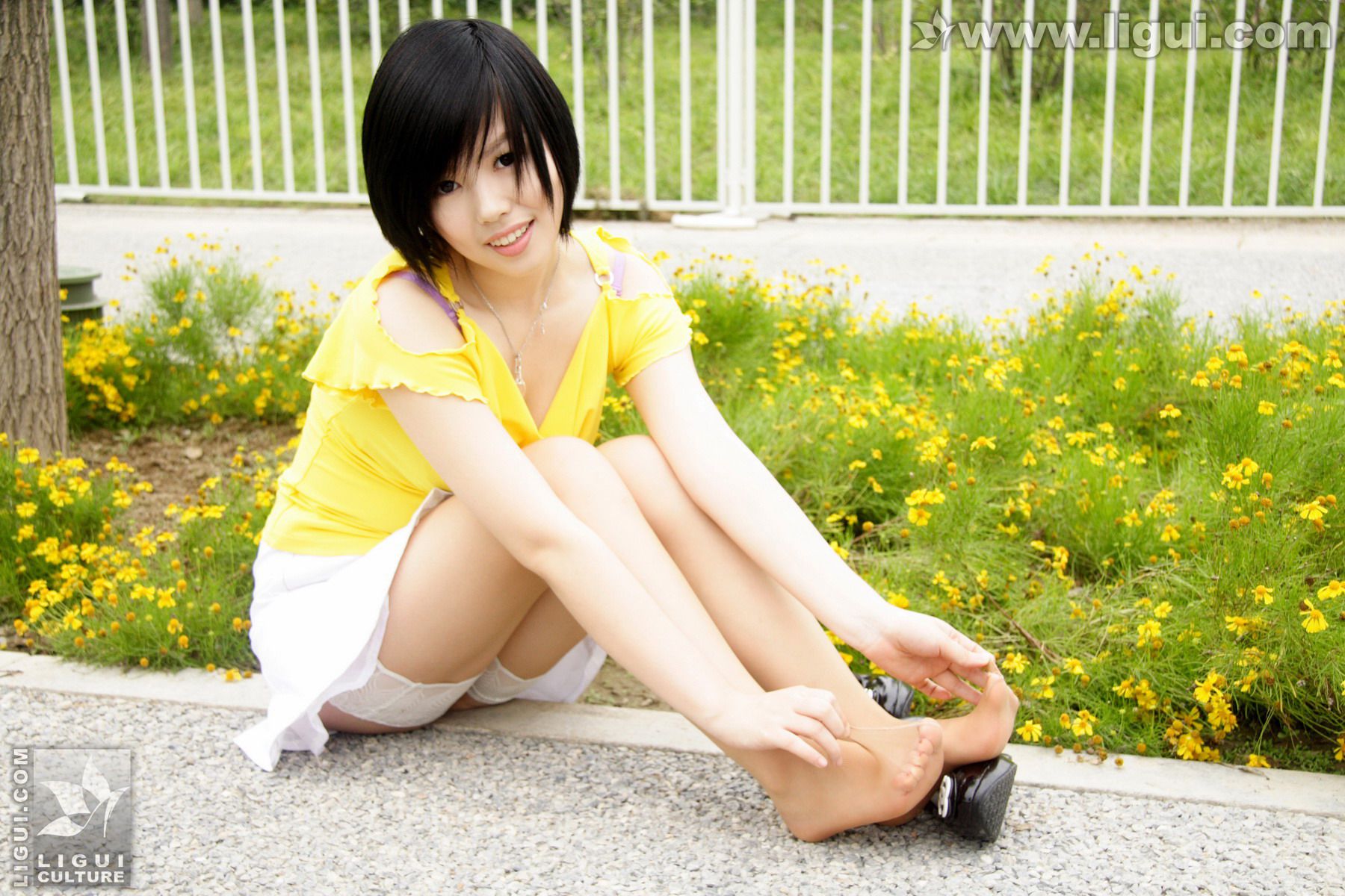 Model 幕子《草地上展现多姿美腿》 [丽柜LiGui] 丝足写真图片_第2张