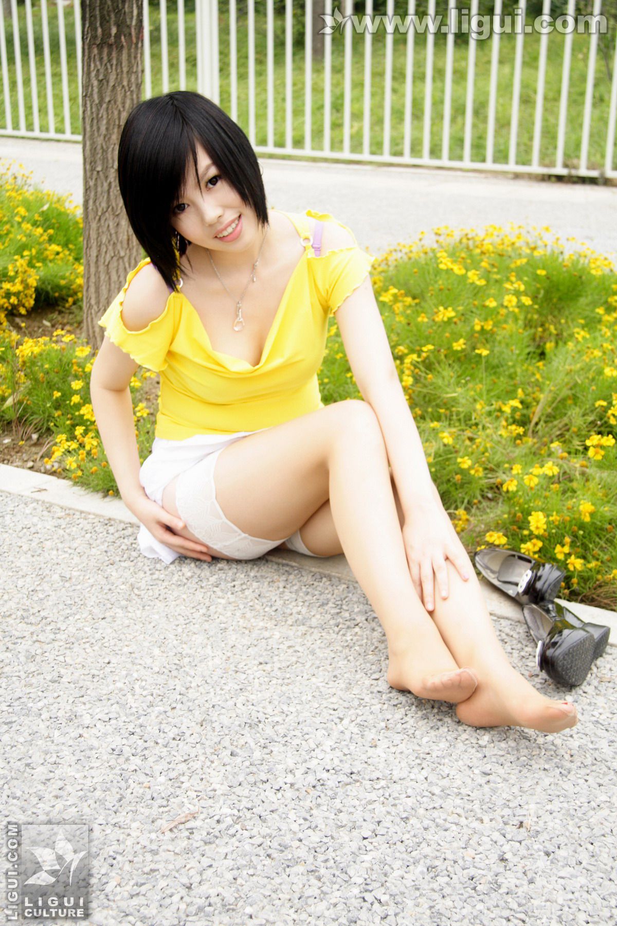 Model 幕子《草地上展现多姿美腿》 [丽柜LiGui] 丝足写真图片_第3张