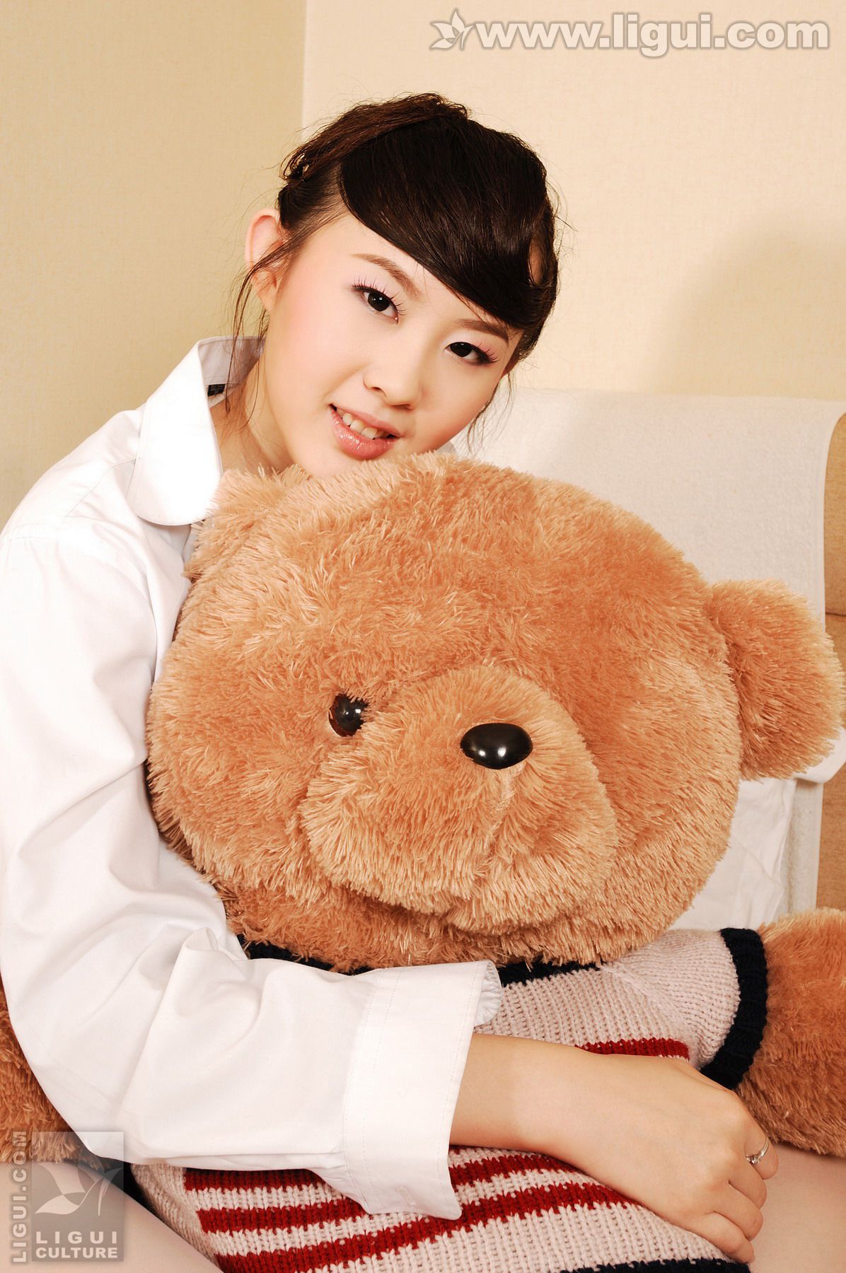 Model 菲菲《大学美少女卧室玩脚》 [丽柜LiGui] 丝袜玉足写真图片_第1张