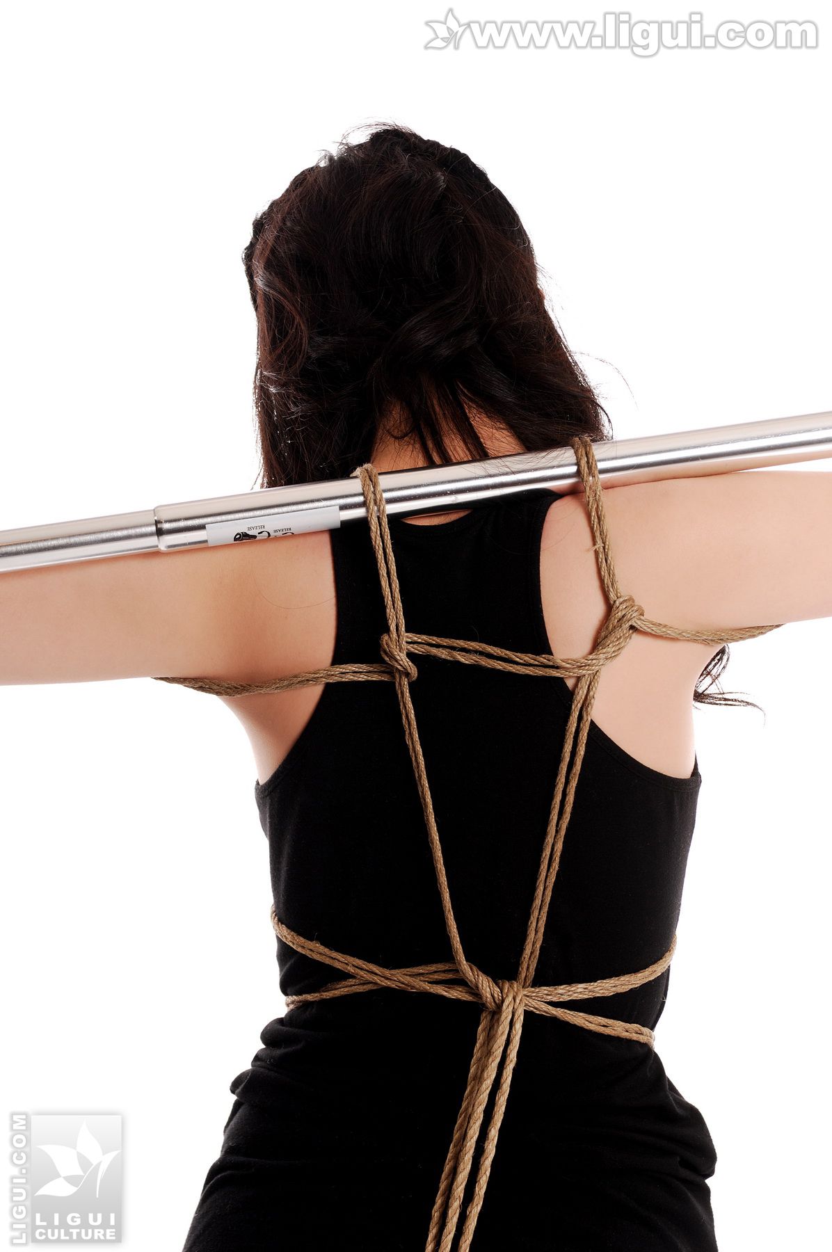 Model 尤丽《冷艳摄魂的丝袜捆绑》 [丽柜美束LiGui] 丝袜玉足写真图片_第4张