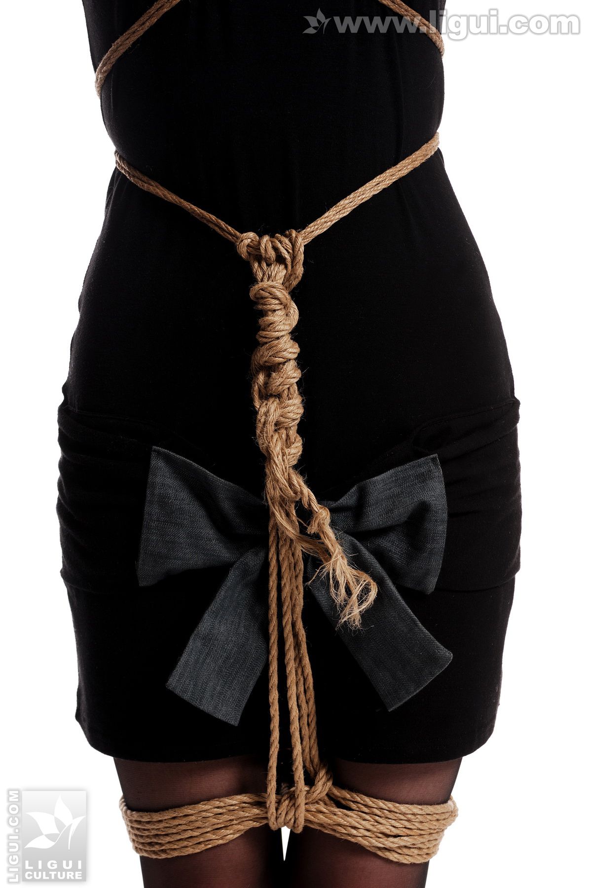 Model 尤丽《冷艳摄魂的丝袜捆绑》 [丽柜美束LiGui] 丝袜玉足写真图片_第5张